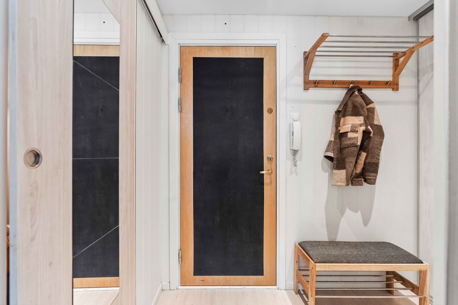 Det er godt med oppbevaring i skyvedørsgarderoben. Galleribilde