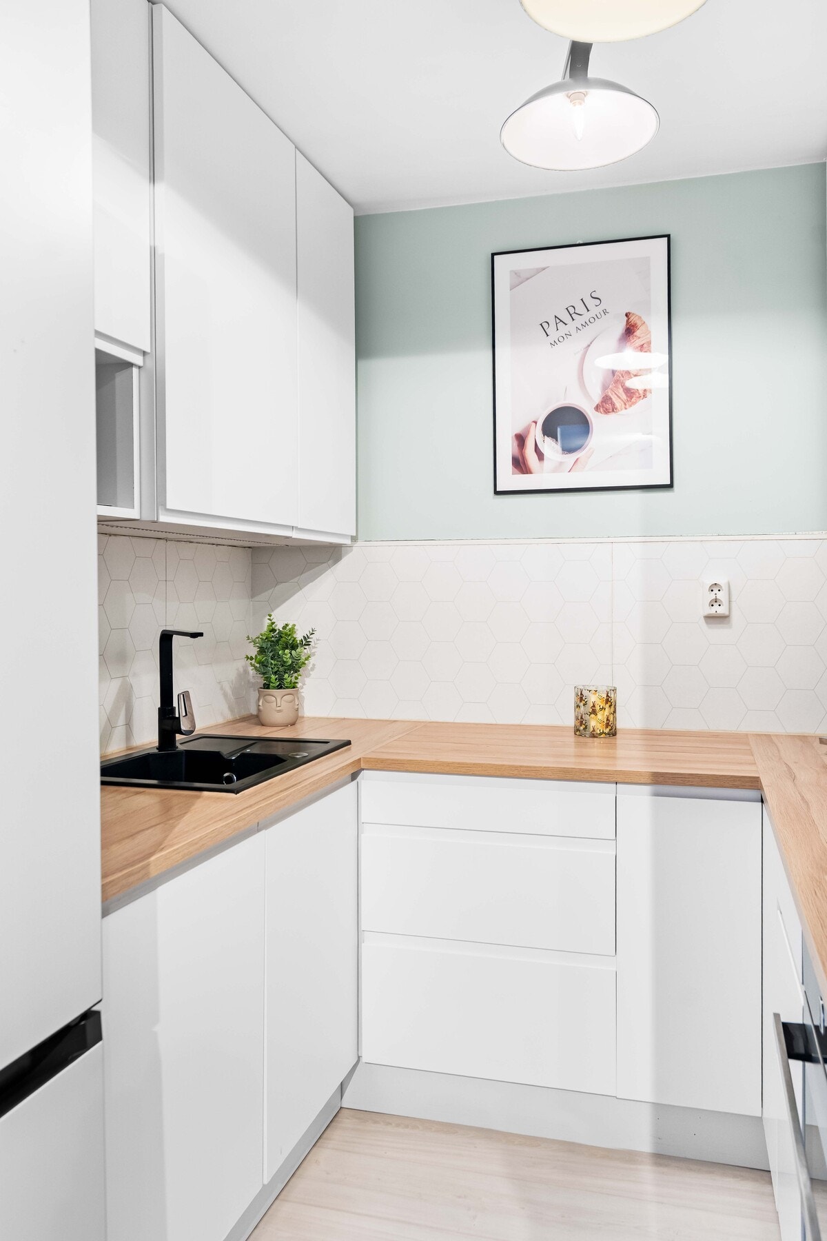 Integrert i innredningen finner du en oppvaskmaskin, komfyr og en nedfelt platetopp. Galleribilde