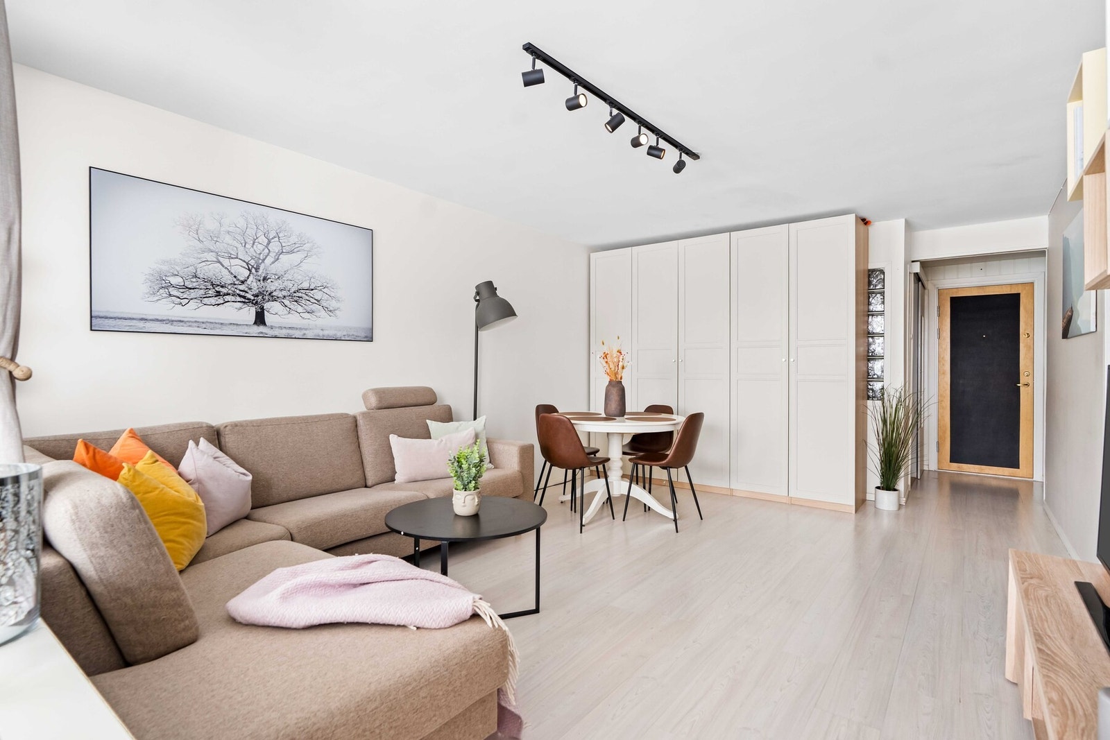 Videre inn til stuen. Galleribilde