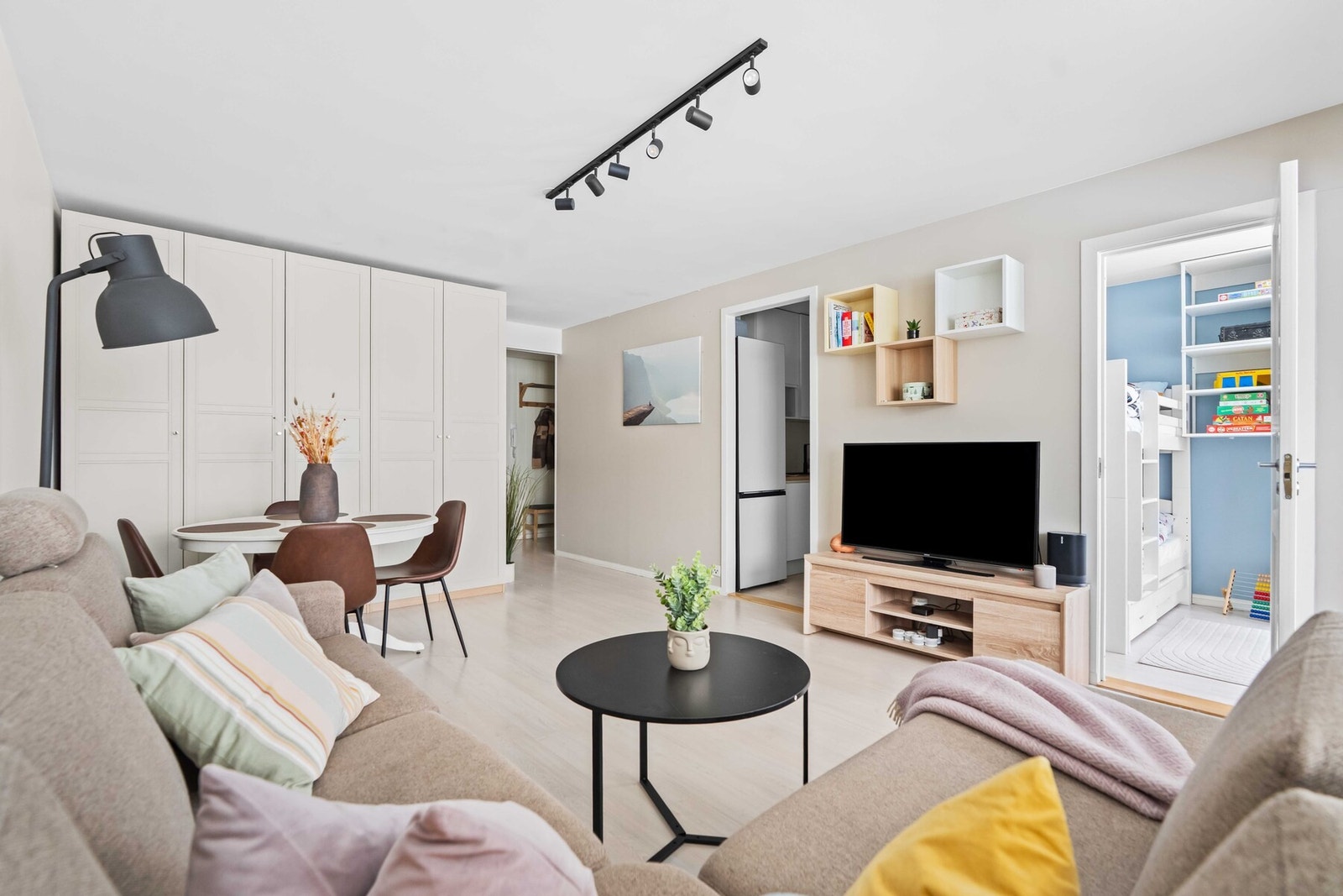 Romslig og lys stue med store vindusflater. Galleribilde