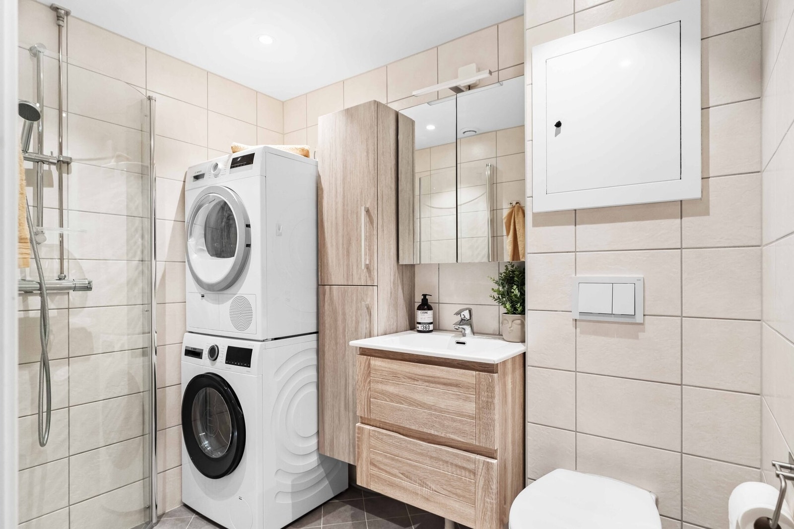 Badet er fra 2021 og har flislagte overflater med gulvvarme på gulv. Galleribilde