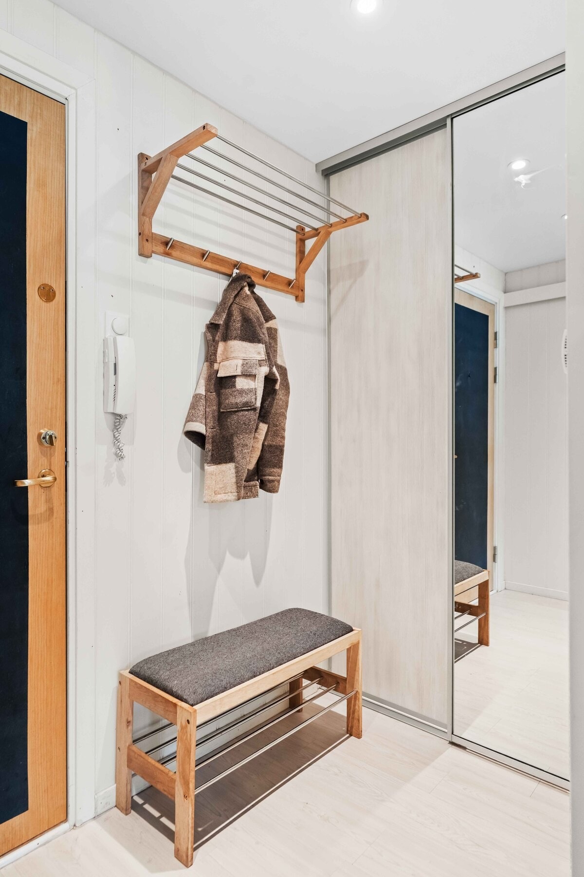 Entreen gir god plass til å henge fra seg yttertøy og sko. Galleribilde