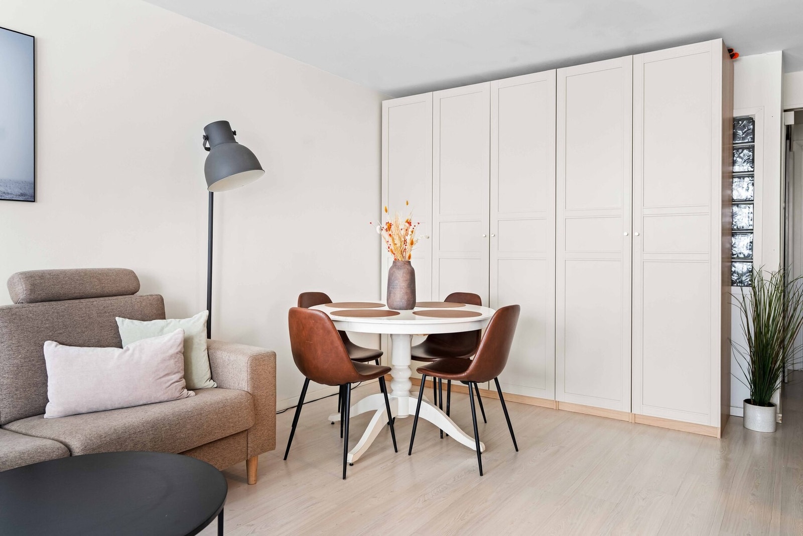 Stue med åpen planløsning som skaper et sosialt og luftig oppholdsrom. Galleribilde