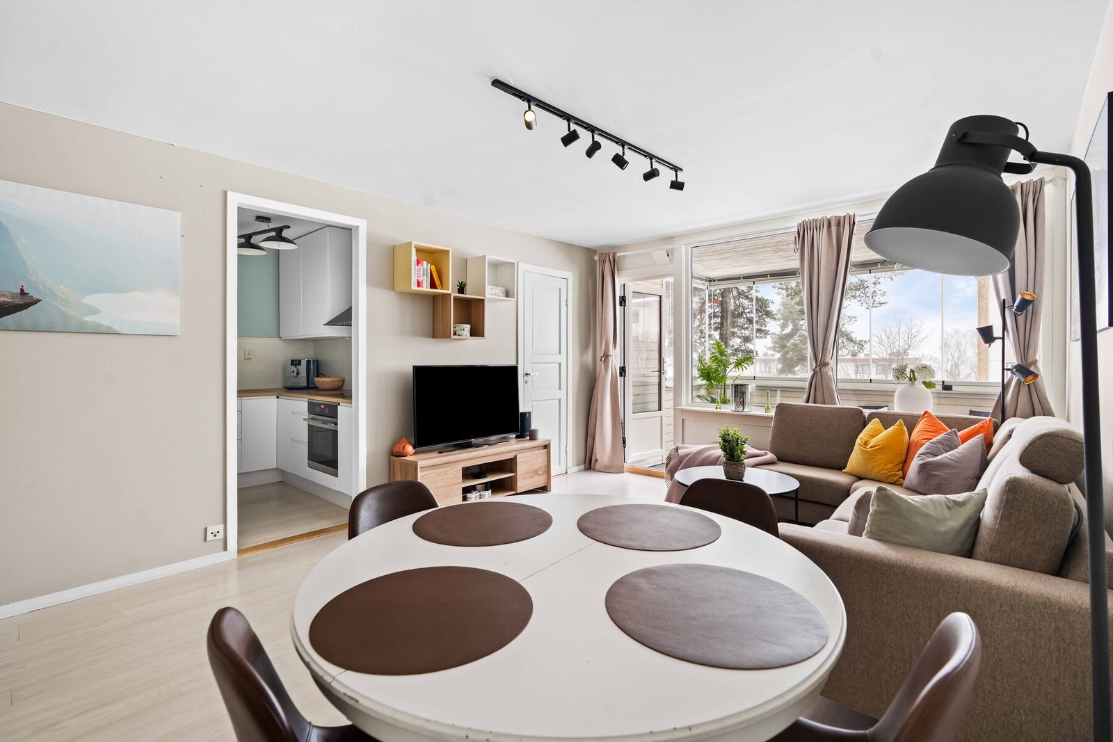 Det er plass til større spisebord for deg som liker å invitere. Galleribilde