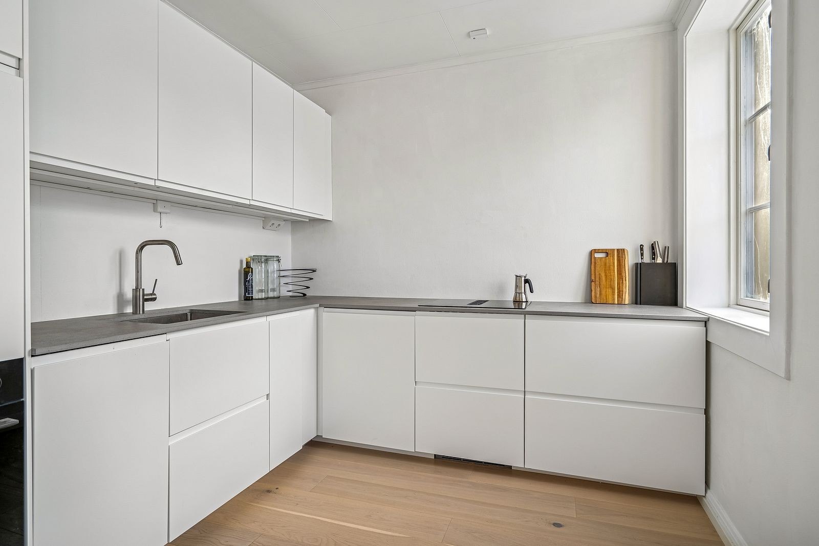 Moderne kjøkken med integrerte hvitevarer og godt med skap -og benkeplass Galleribilde