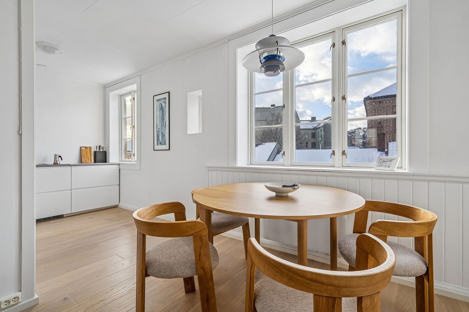 Mellom stue og kjøkken er det plass til spisebord. Galleribilde