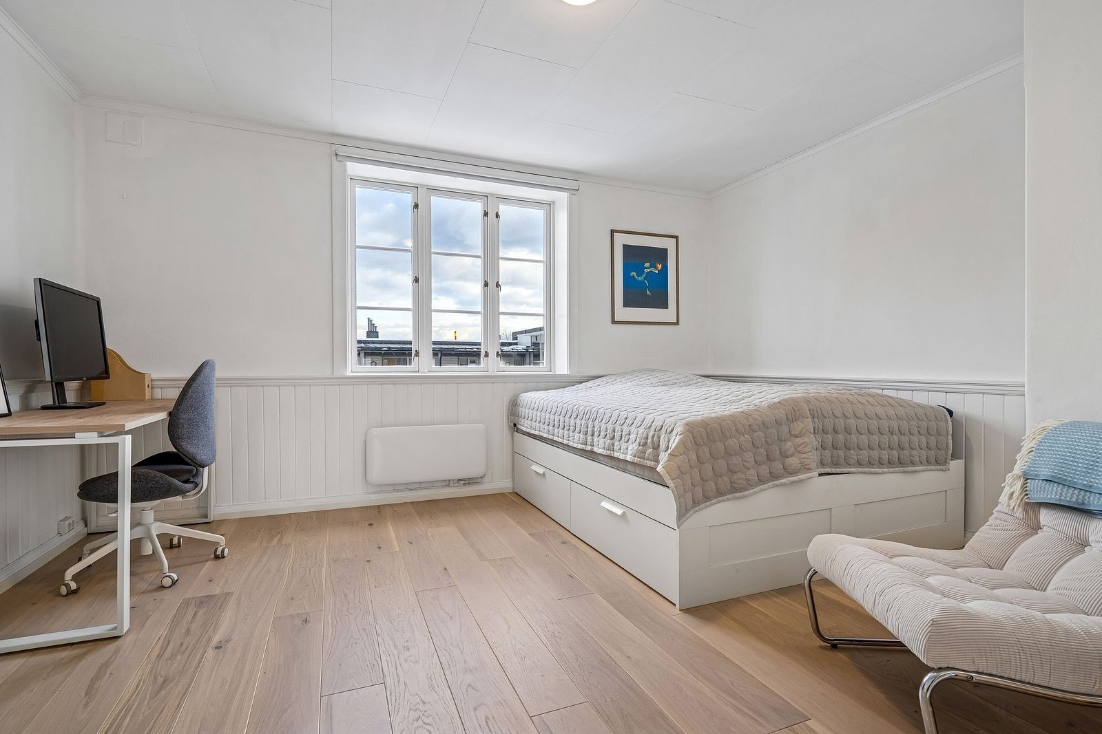 Soverommet er av god størrelse, og har garderobeskap samt enkel møblering. Galleribilde