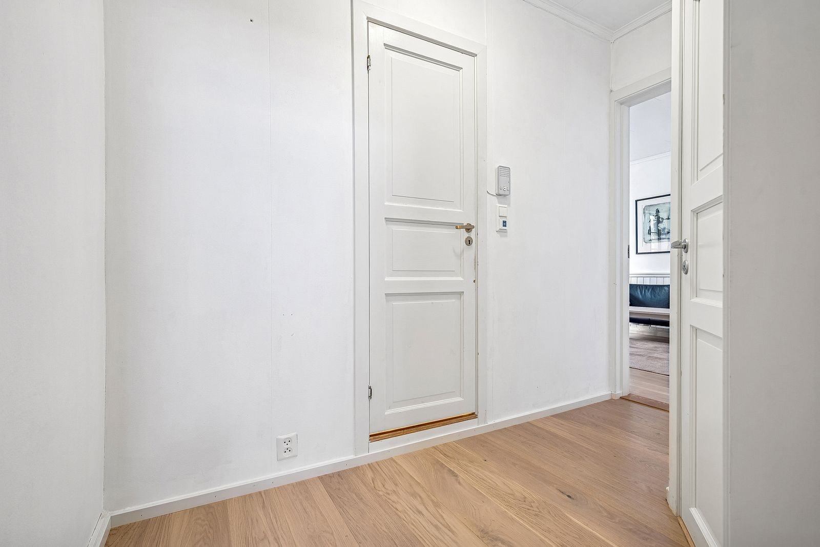 Det første du møter er en romslig gang med god plass til oppbevaring. Galleribilde