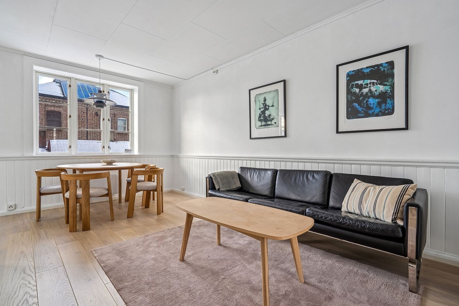 Velkommen inn til Mellomila 2 B. En lys og innbydende 2-roms leilighet med egen p-plass i bakgård. Galleribilde