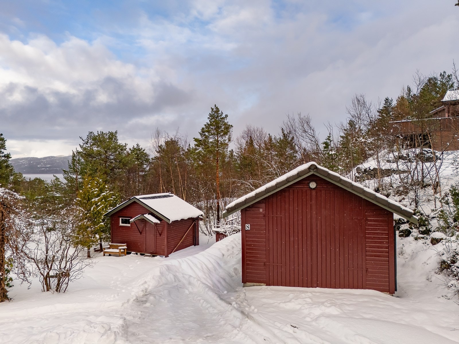Garasje og redskapsbod på eiendommen Galleribilde