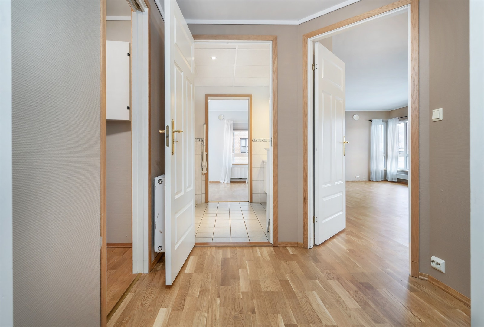 Gangen med ny parkett på gulv fra 2025.
Hvite profileret innerdører. Galleribilde