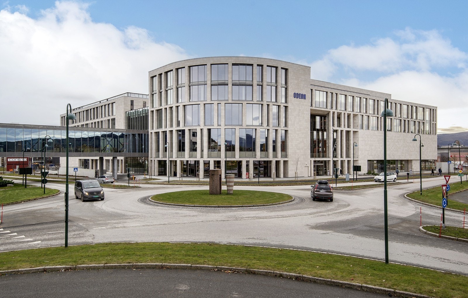 Thon senter Moa med et bredt utvalg av butikker og tjenester er kun en kort gangvei unna. Galleribilde