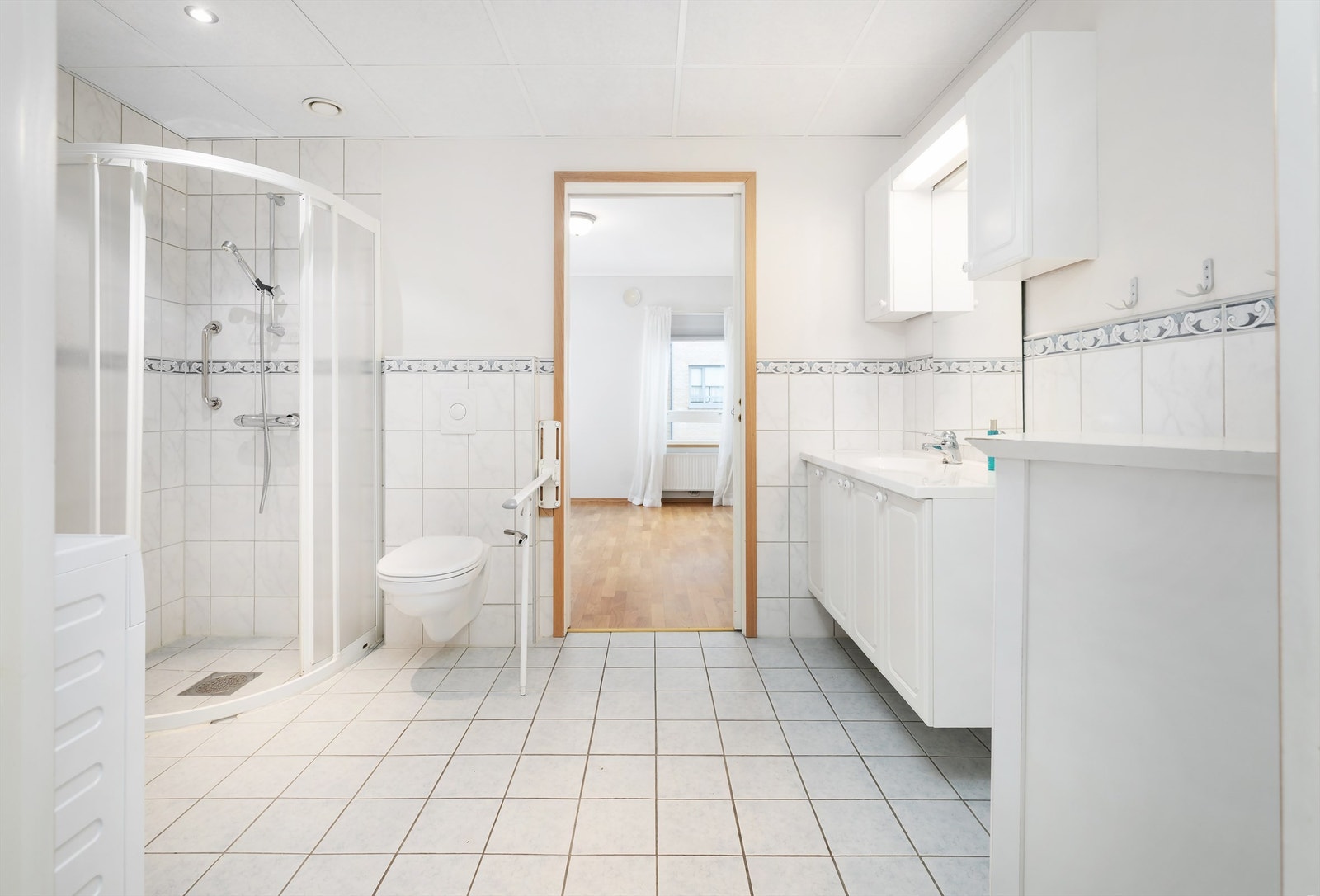 Stort bad med elektriske varmekabler i gulvet for ekstra komfort. Galleribilde