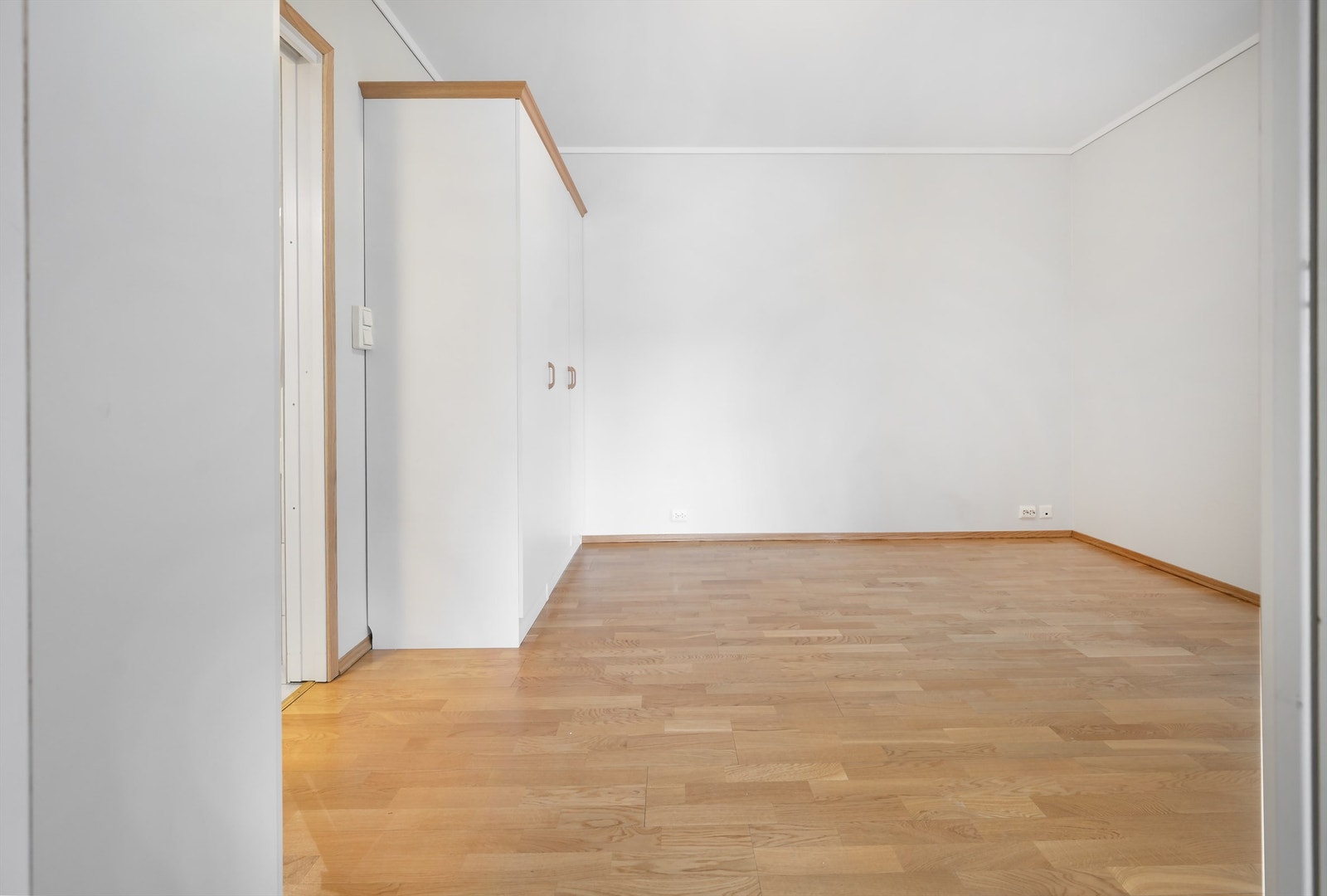 Soverommet er av god størrelse med plass til både seng og garderobeløsning Galleribilde