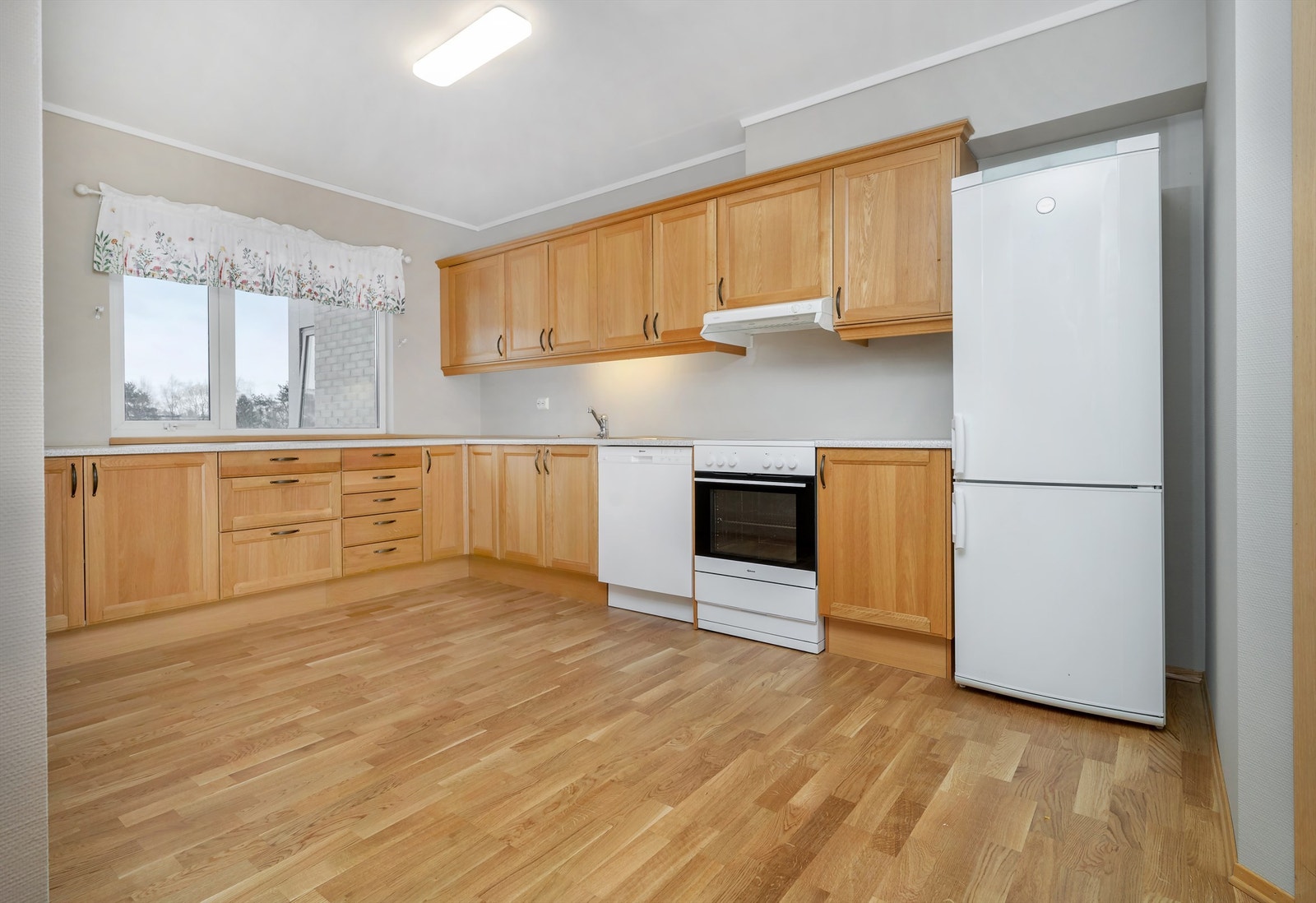 Kjøkkenet har rikelig med skap- og benkeplass Galleribilde