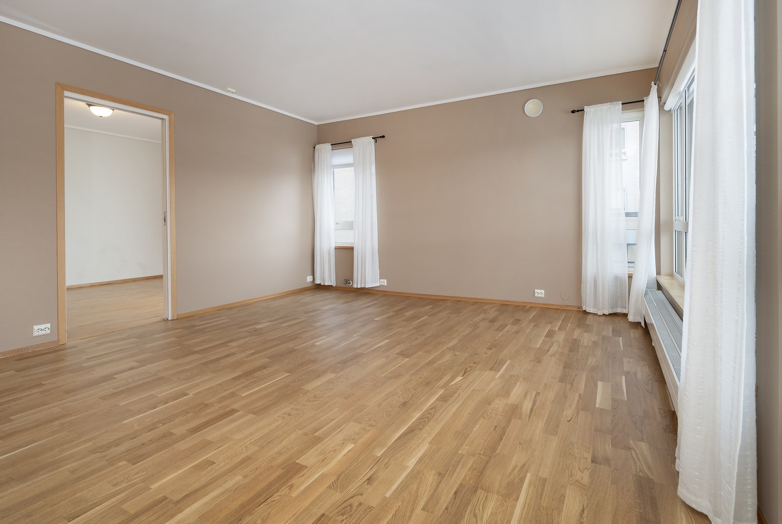 Oppvarming skjer via vannbåren varme med radiatorer, tilknyttet fjernvarmeanlegg.
Det er adkomst til soverom fra stue Galleribilde