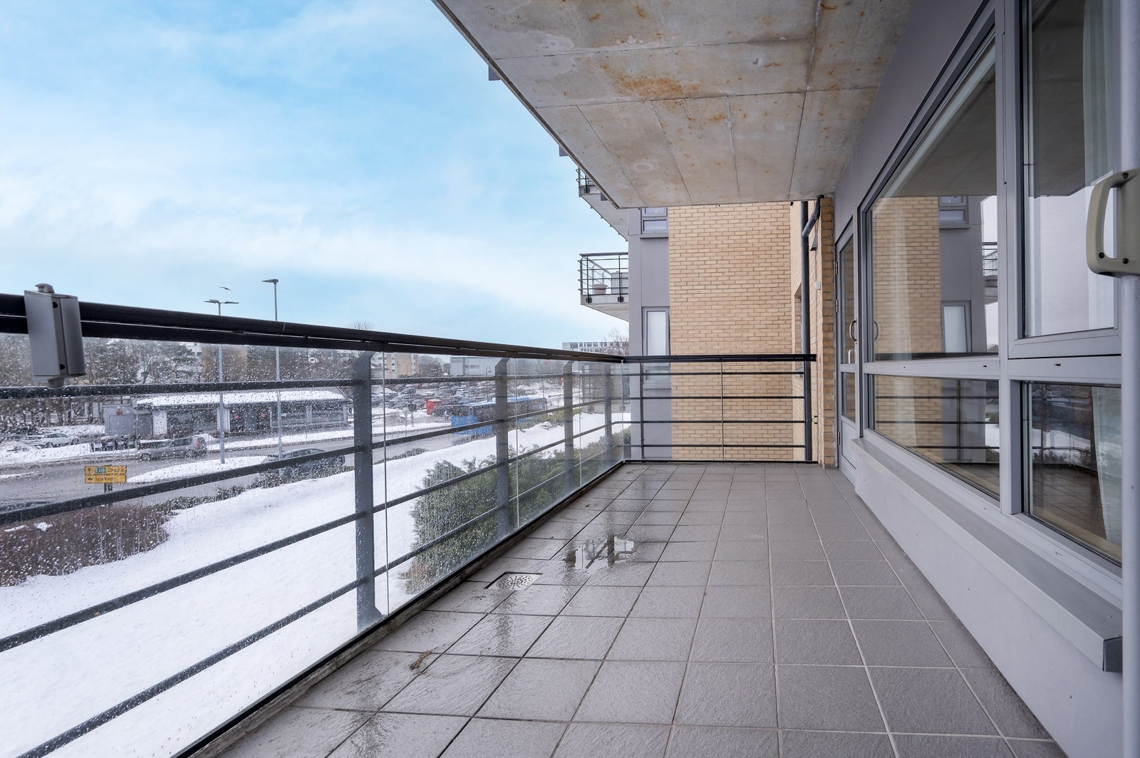 Terrasse mot syd med rekkverk av glass og stål. Her er det også utvendig stikkontakt Galleribilde