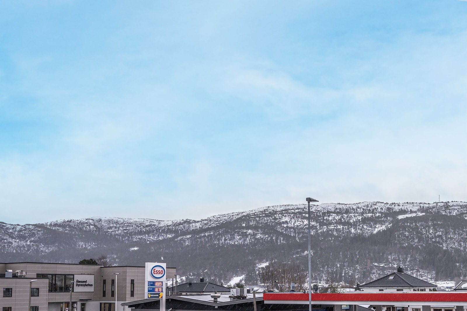 I umiddelbar nærhet finner du servicetilbud som bensinstasjon og ladepunkt. Galleribilde