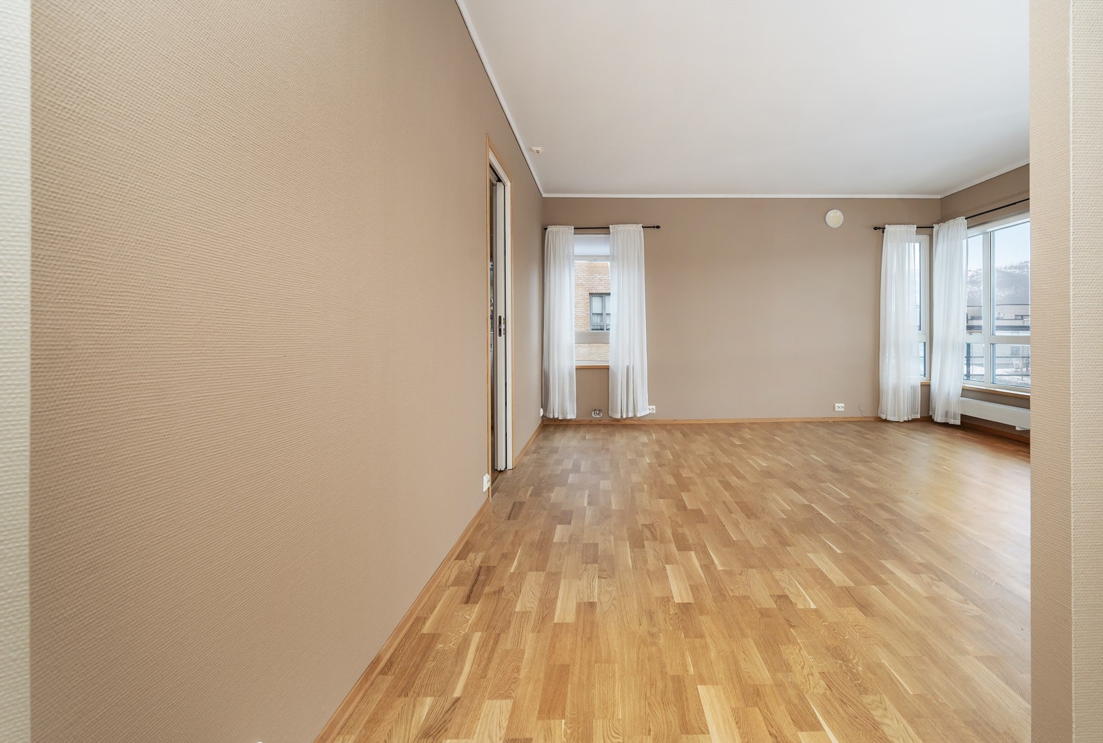 Stuen har malte strievegger og god plass for ulike møbleringsløsninger. Galleribilde