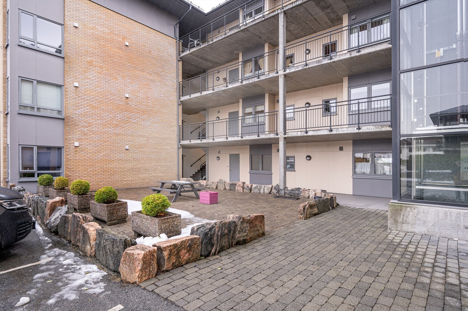 Hyggelig og opparbeidet fellesområde med sittegruppe på baksiden av bygget. Galleribilde