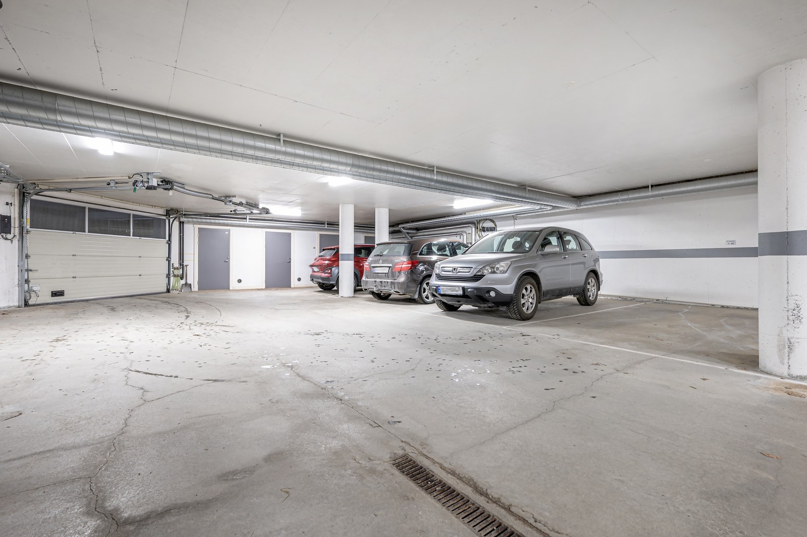 Fra garasjen er det enkel og tørr adkomst inn i bygget og det er heis fra parkeringskjeller til leiligheten Galleribilde