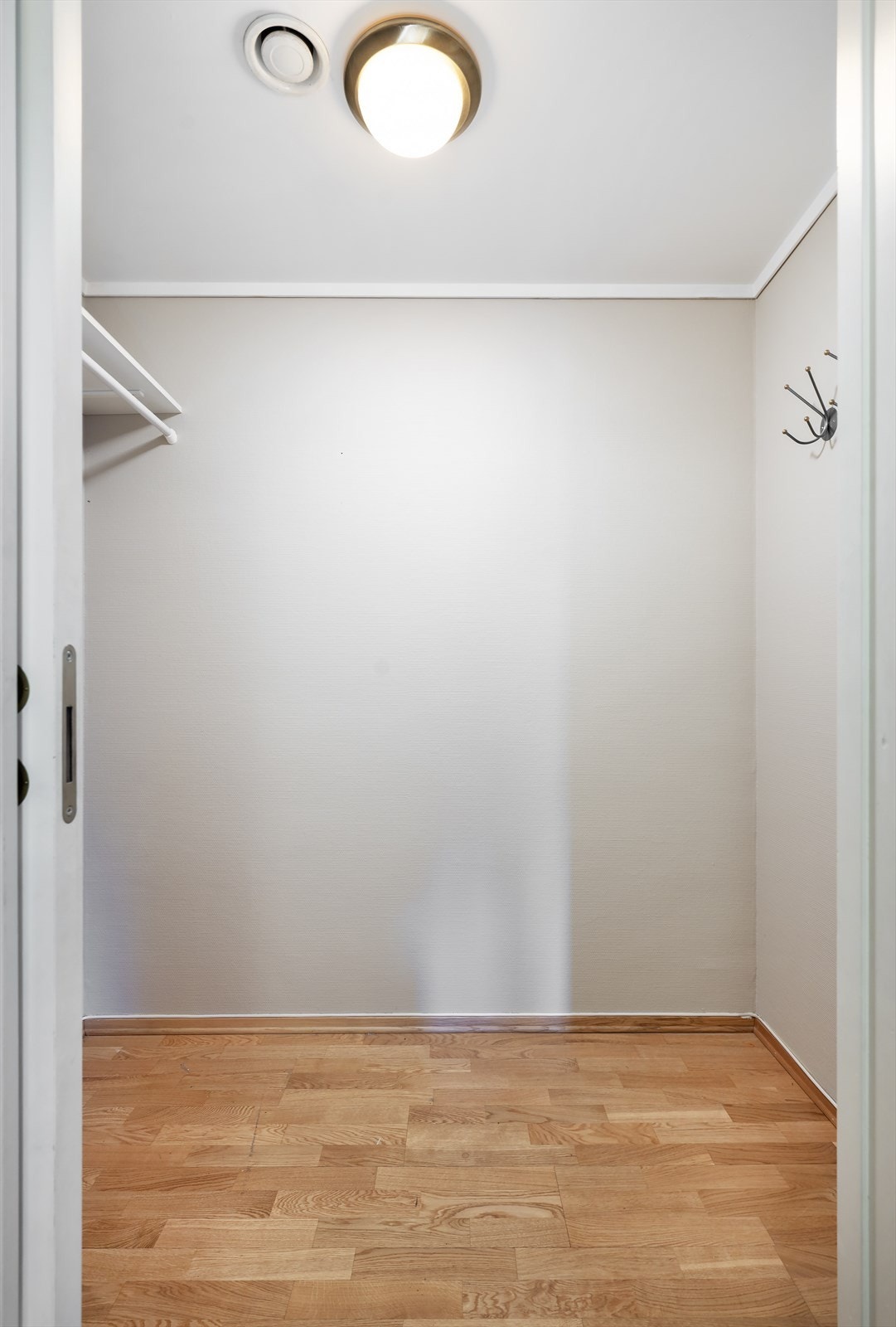 Praktisk innvendig bod med god plass til oppbevaring - adkomst fra gang Galleribilde