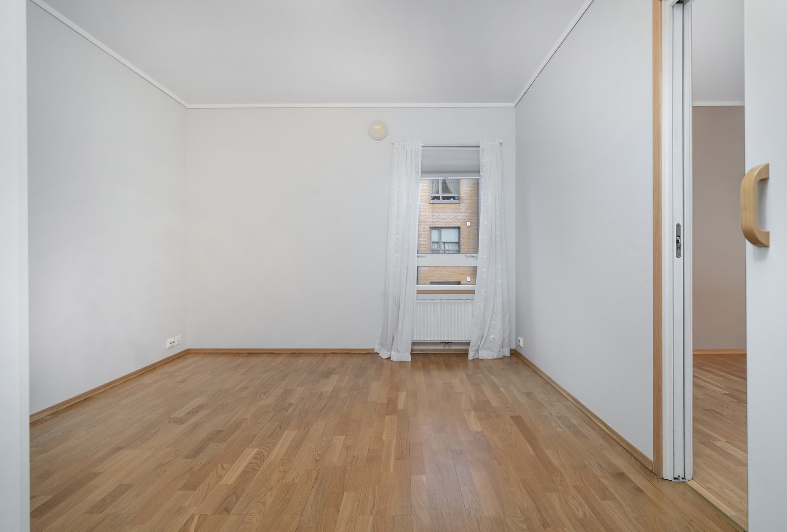 Soverommet har ny parkett på gulv og en plassbesparende skyvedør inn mot stuen samt mot bad Galleribilde