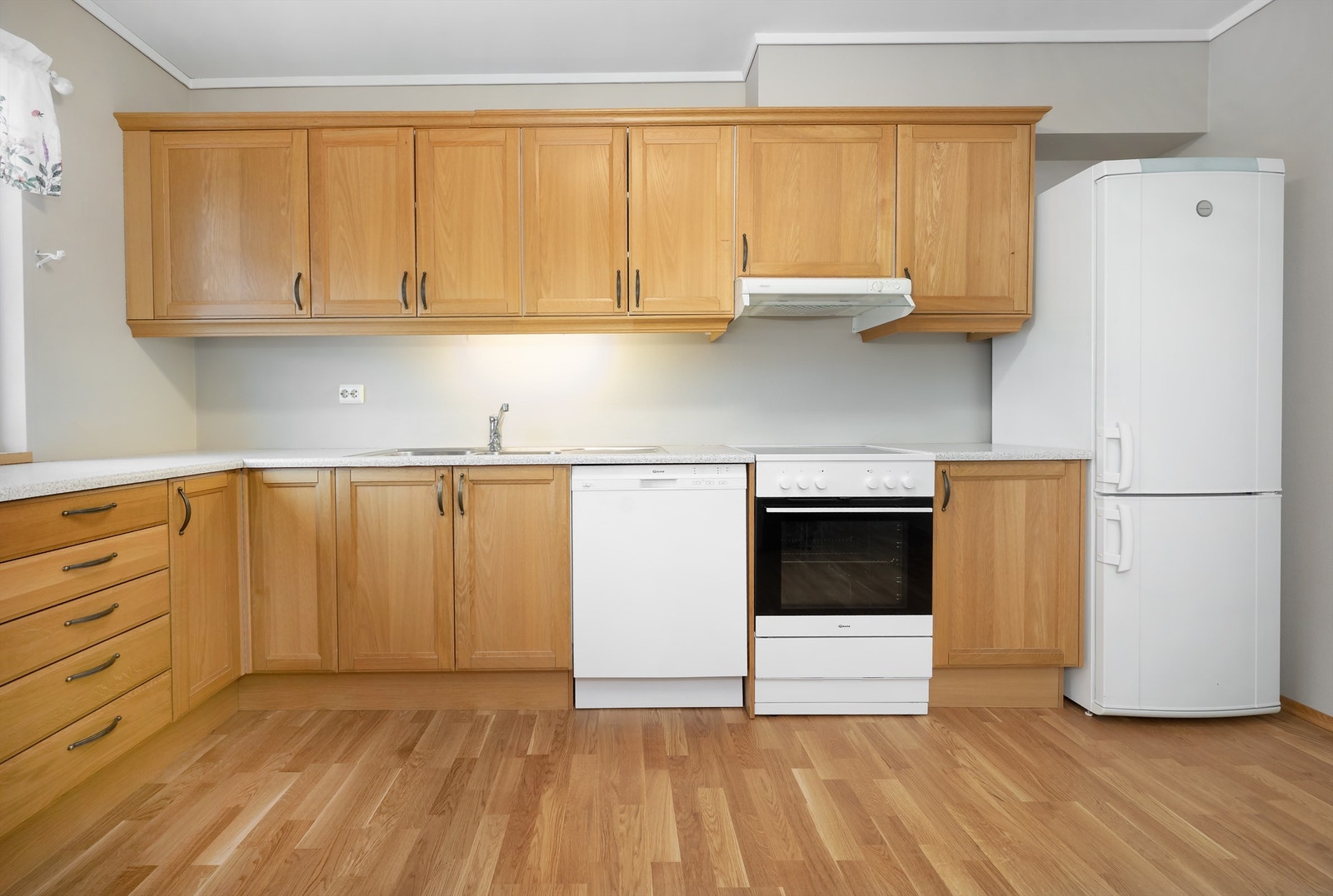 Kjøkkeninnredningen har profilerte fronter og en slitesterk benkeplate i laminat. Galleribilde