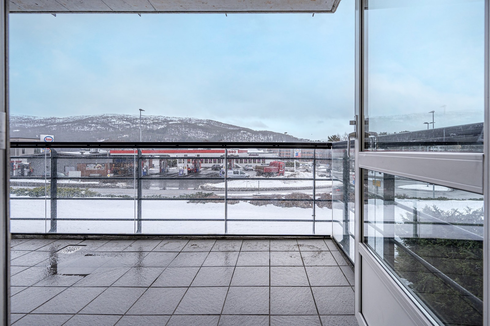 Terrassen er utført i en solid betongkonstruksjon med flislagt gulv. Galleribilde