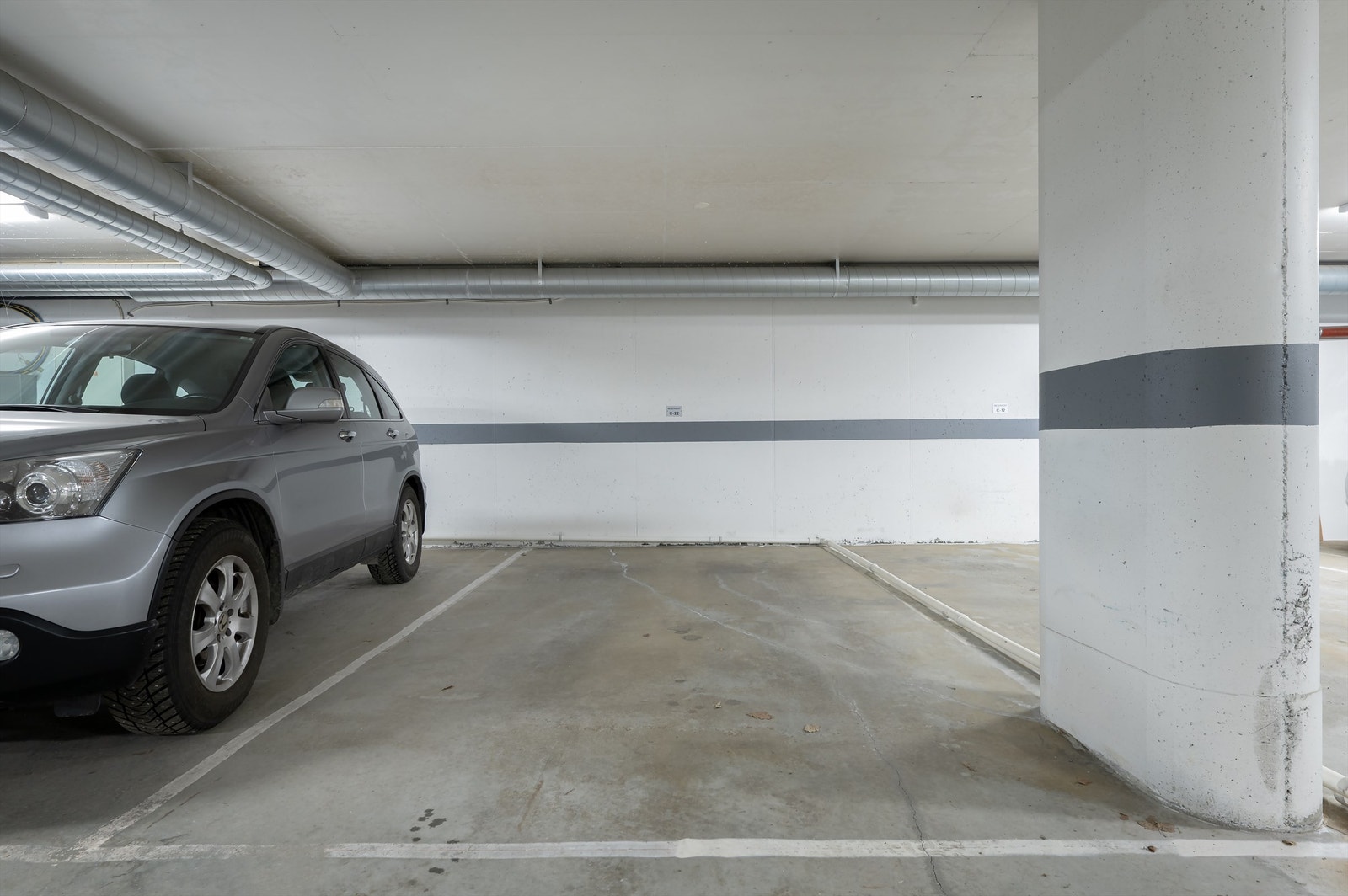 Det medfølger en fast parkeringsplass i felles, lukket garasjeanlegg. Galleribilde