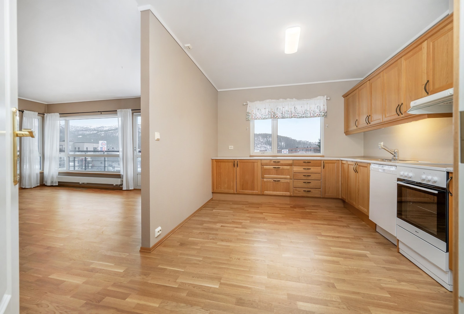 Fra kjøkkenet er det god oversikt over stuen, noe som bidrar til en åpen romfølelse. Galleribilde