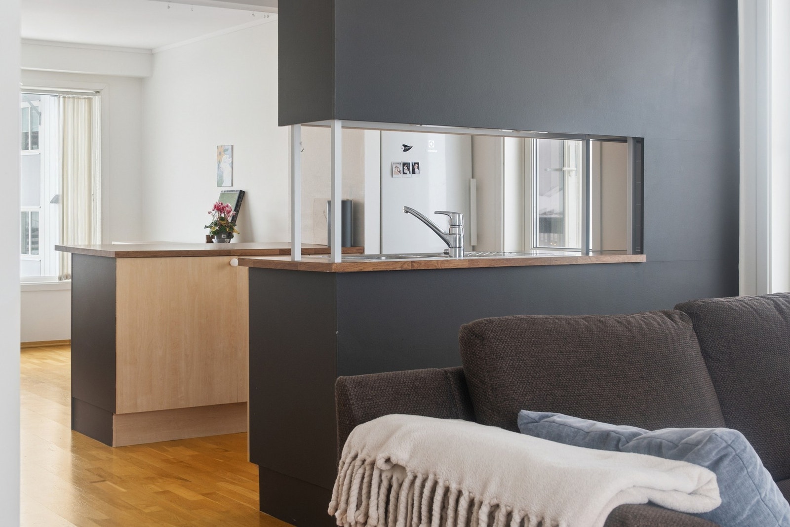 Dobbel stålvask, opplegg for oppvaskmaskin og Waterguard installert under kjøkkenbenk. Galleribilde