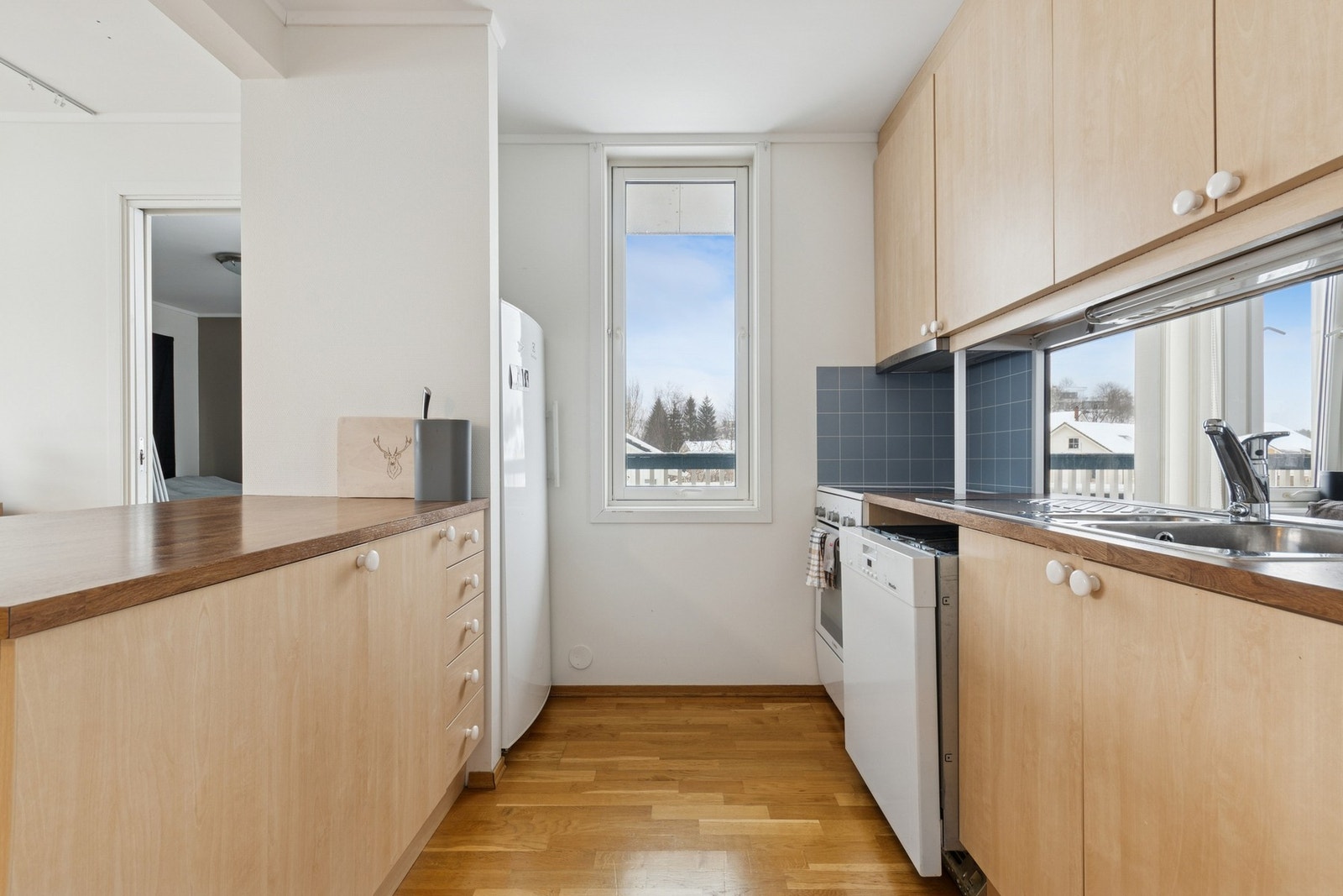 Kjøkken med glatte, laminerte fronter og god skap- og benkeplass. Galleribilde