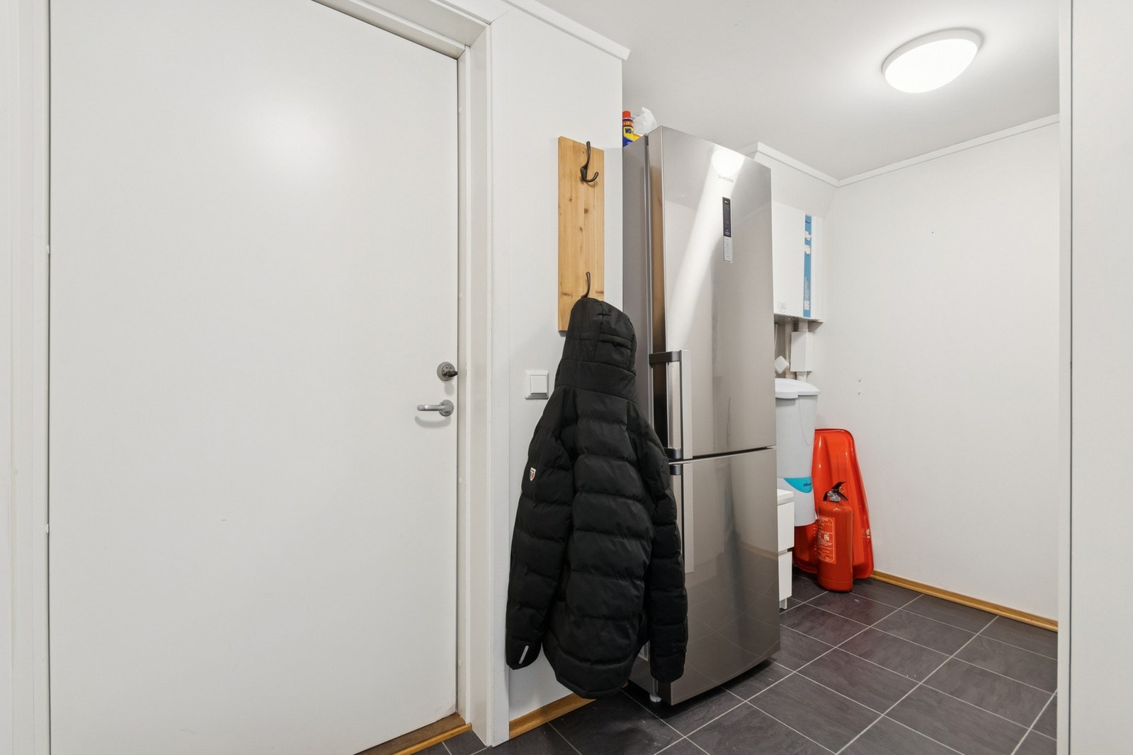 Stor og innbydende entré med rikelig plass til garderobeløsning. Galleribilde