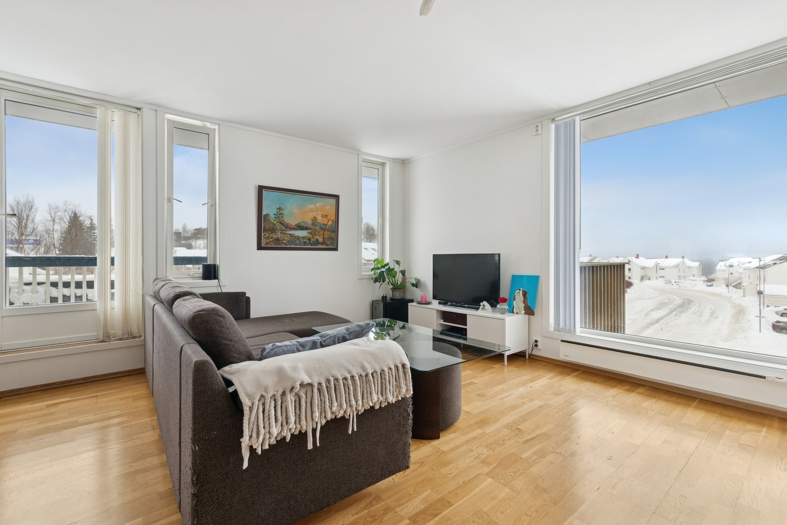 Direkte utgang fra stuen til solrik balkong på 22 m². Galleribilde