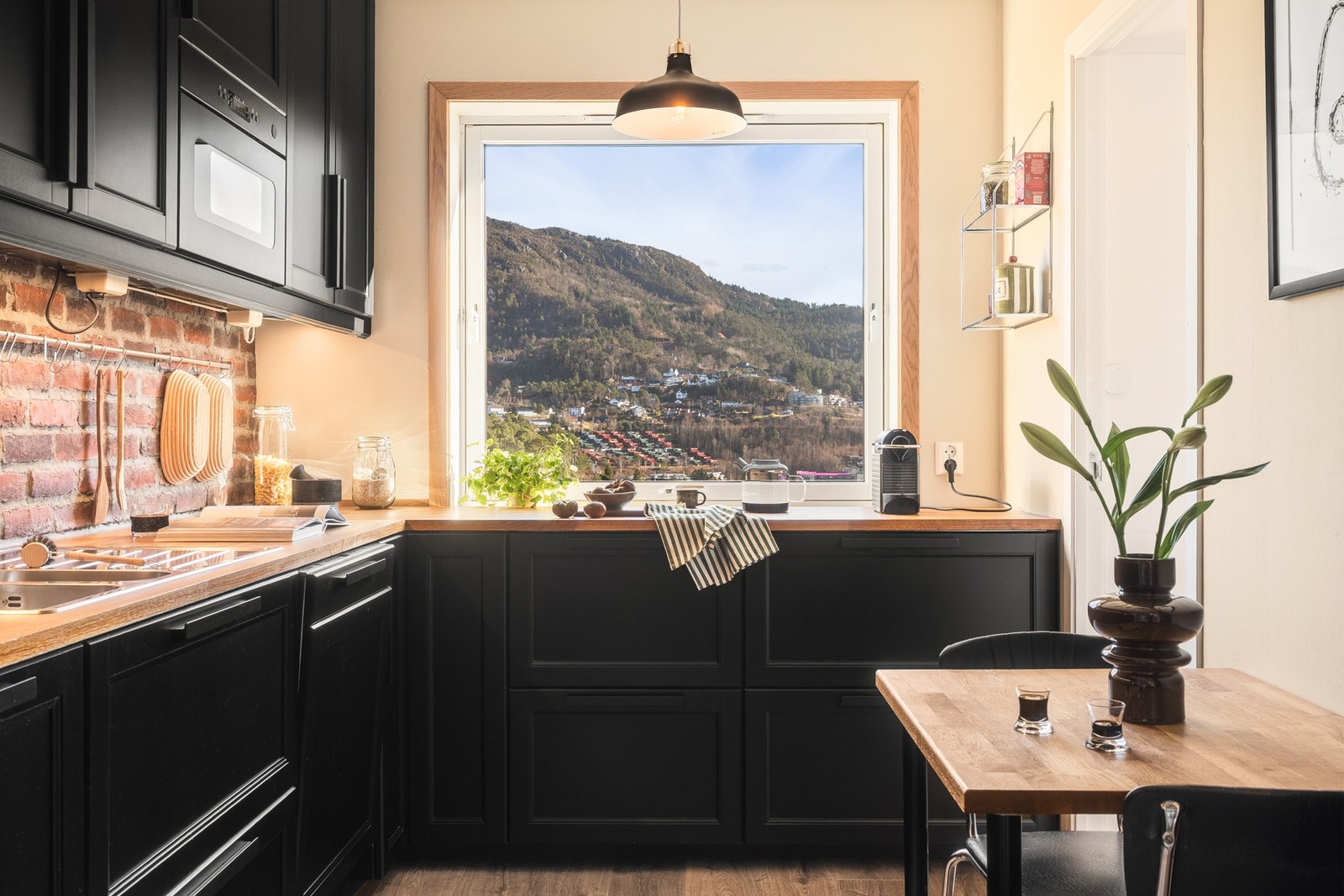 Kjøkkenet har god skap- og benkeplass som gjør det behagelig for flere å lage mat samtidig. Galleribilde