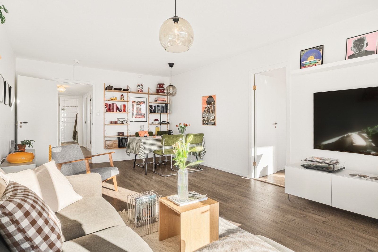 Stuen deles naturlig inn i ulike sosiale soner. Galleribilde