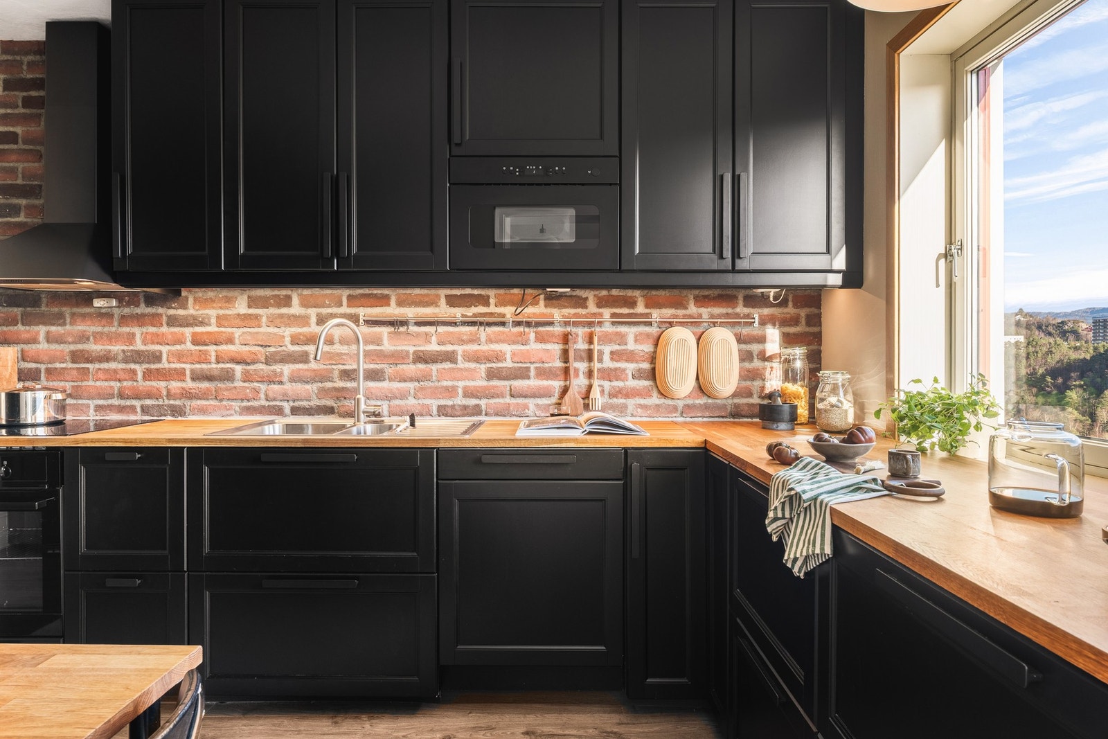 Integrerte hvitevarer består av stekeovn, platetopp, micro, oppvaskmaskin, kjøleskap og fryseskap. Galleribilde