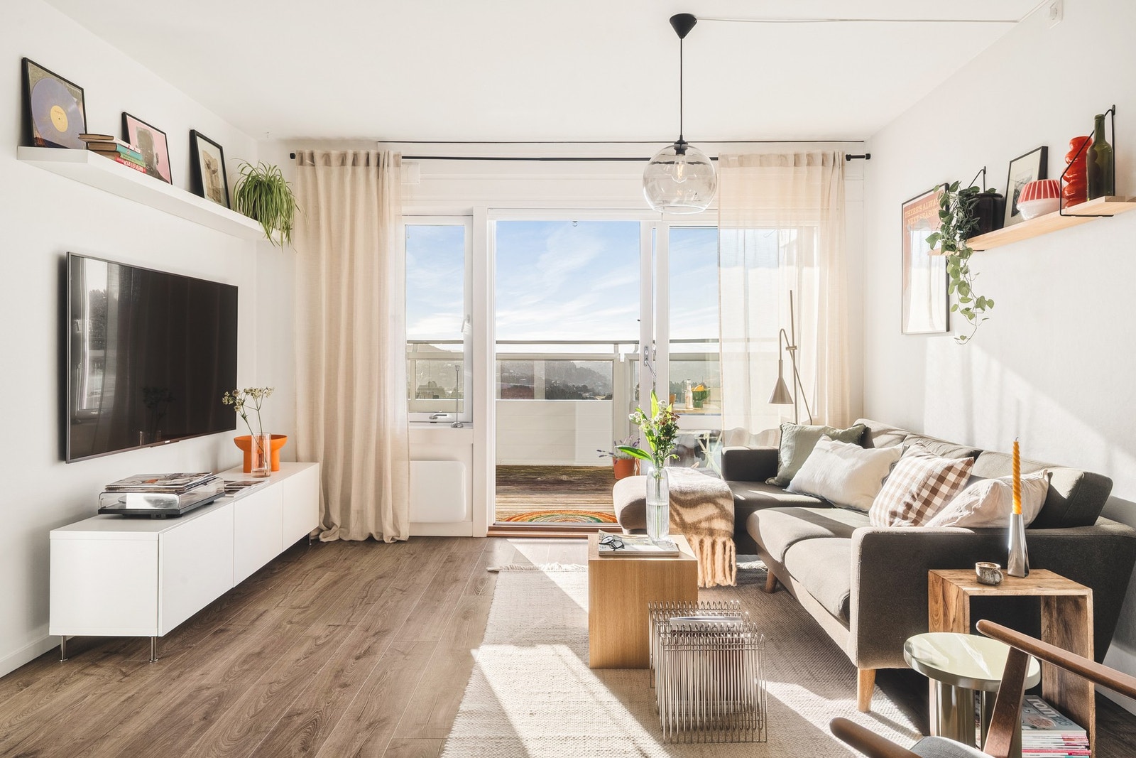 Romslig stue på 24 kvm med nydelig lysinnslipp som gir en lun og behagelig atmosfære. Galleribilde