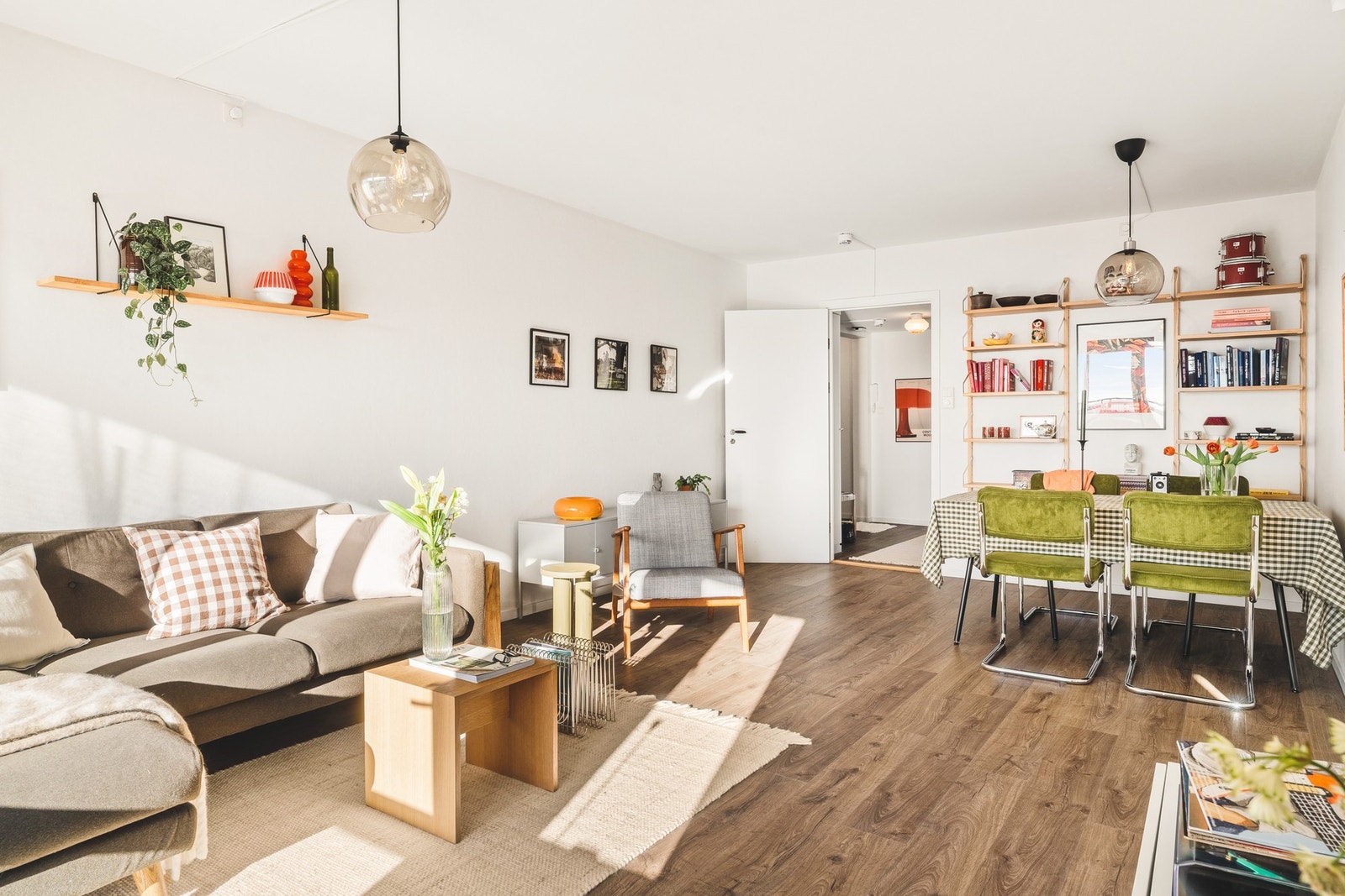 Her er det god plass til både sofagruppe og spiseplass, noe som gjør rommet ideelt for både hverdagsliv og sosiale sammenkomster. Galleribilde