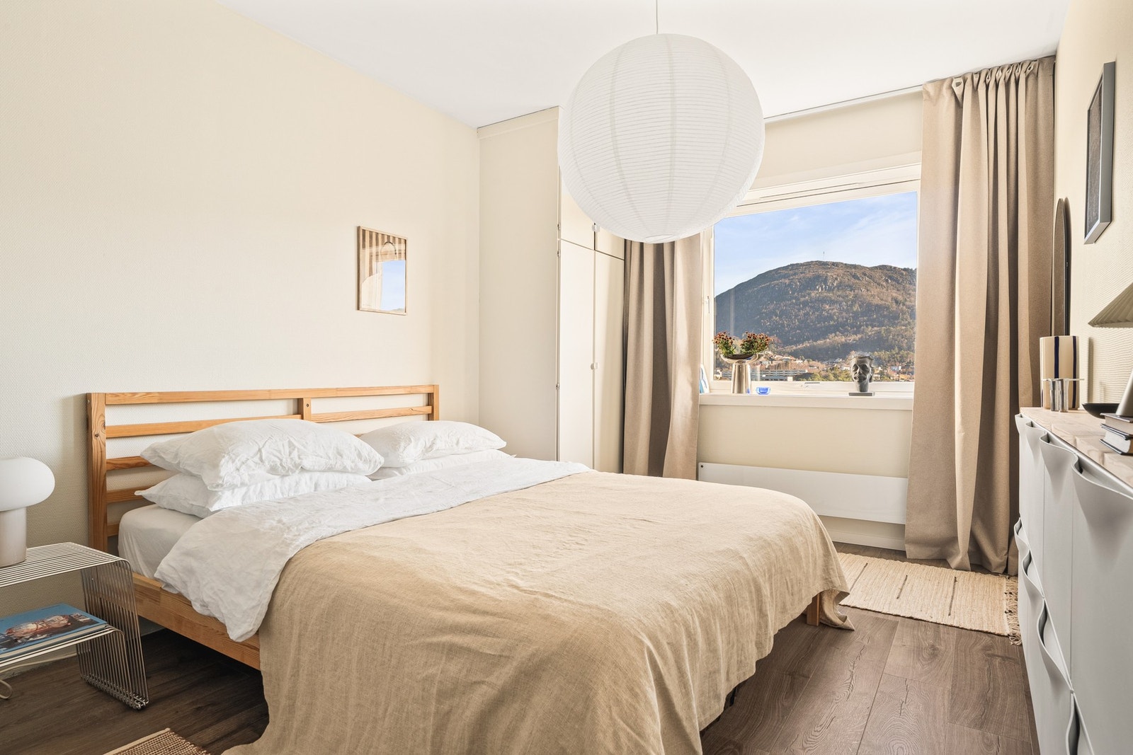 Boligen har tre romslige soverom på 12.6 kvm, 9.2 kvm og 8.2 kvm. Galleribilde