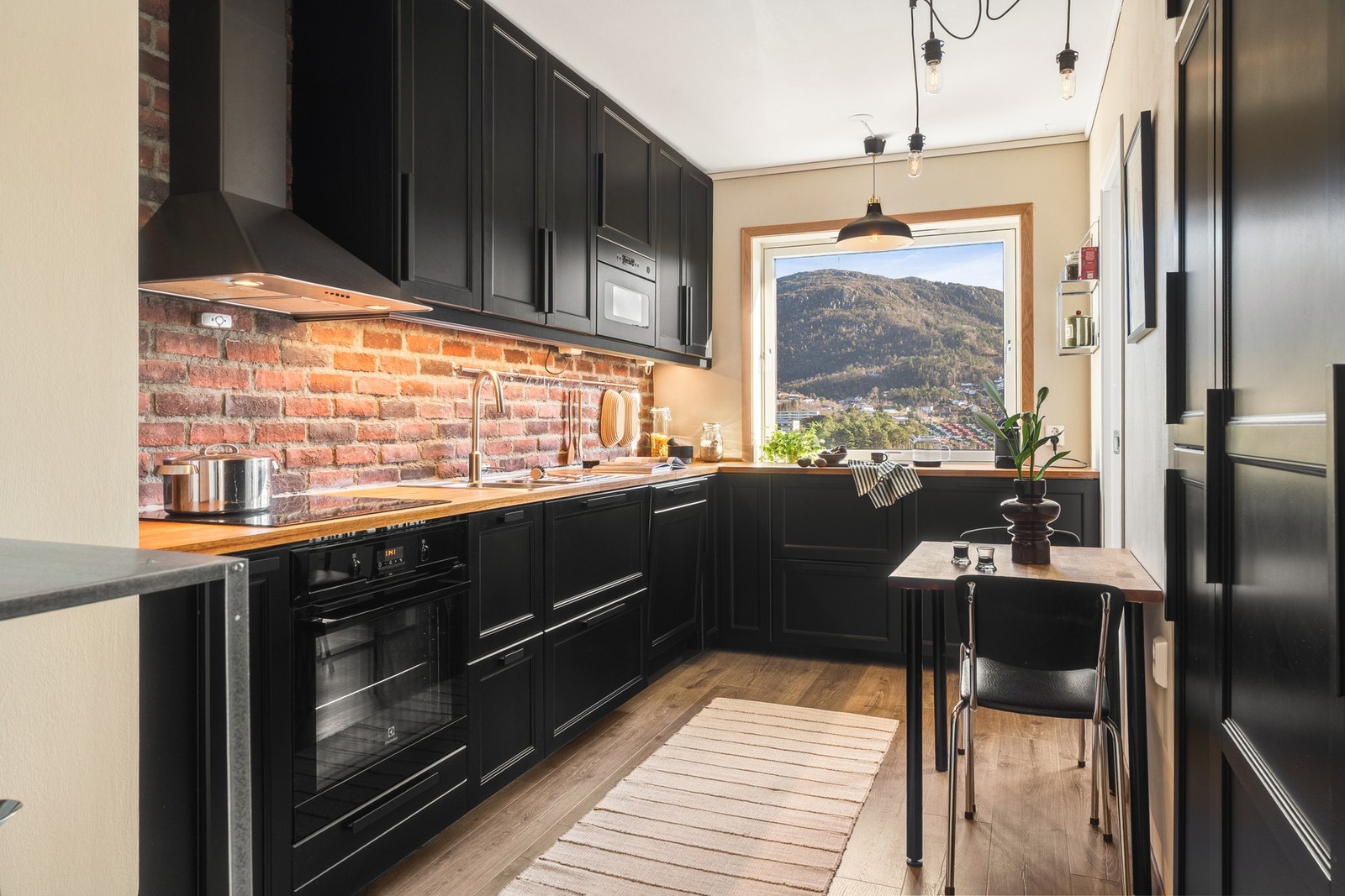 Leiligheten har et separat kjøkken på 10,5 kvm med profilerte fronter og heltre benkeplate. Galleribilde