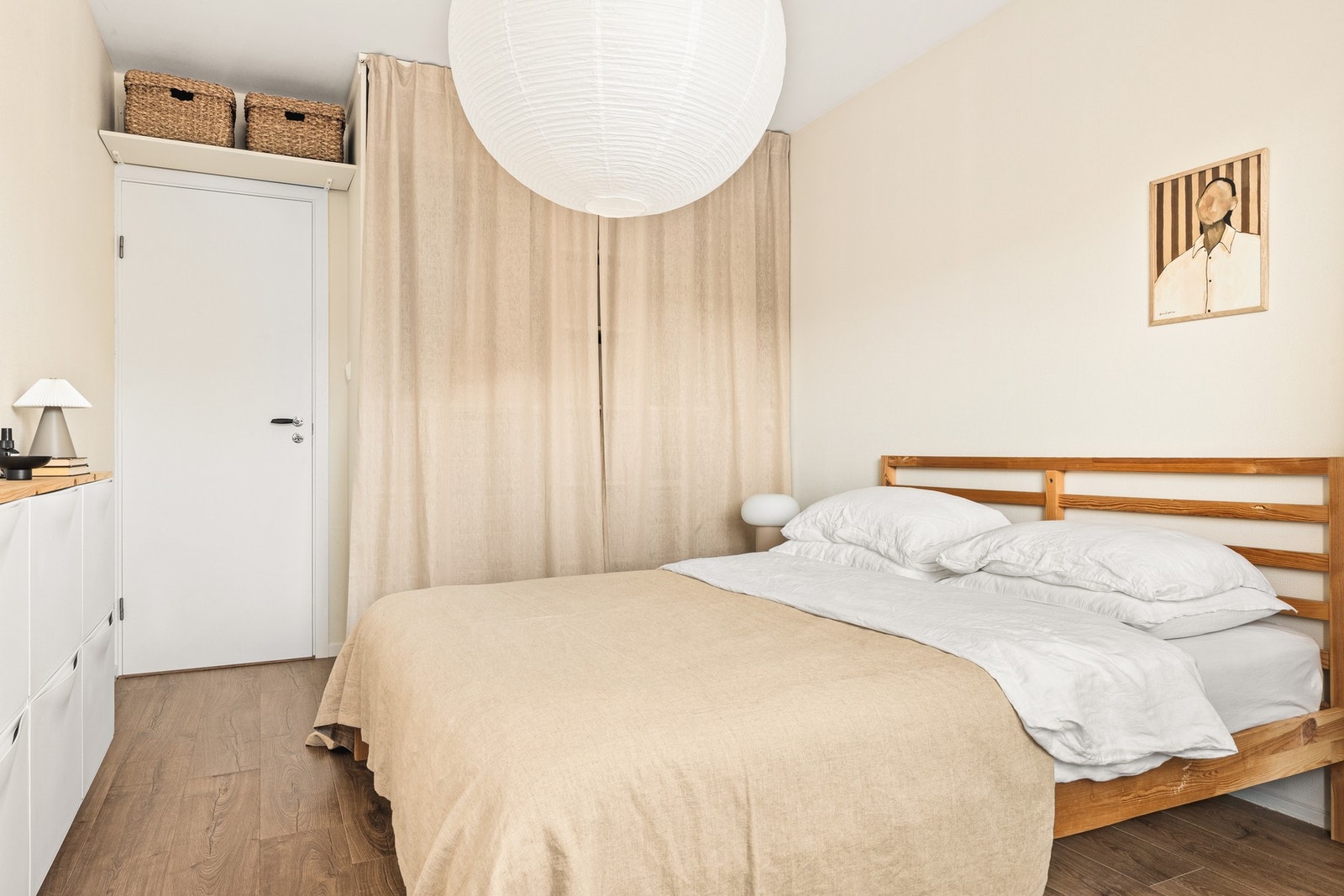 Rommene har plass til seng, nattbord og garderobe. Galleribilde