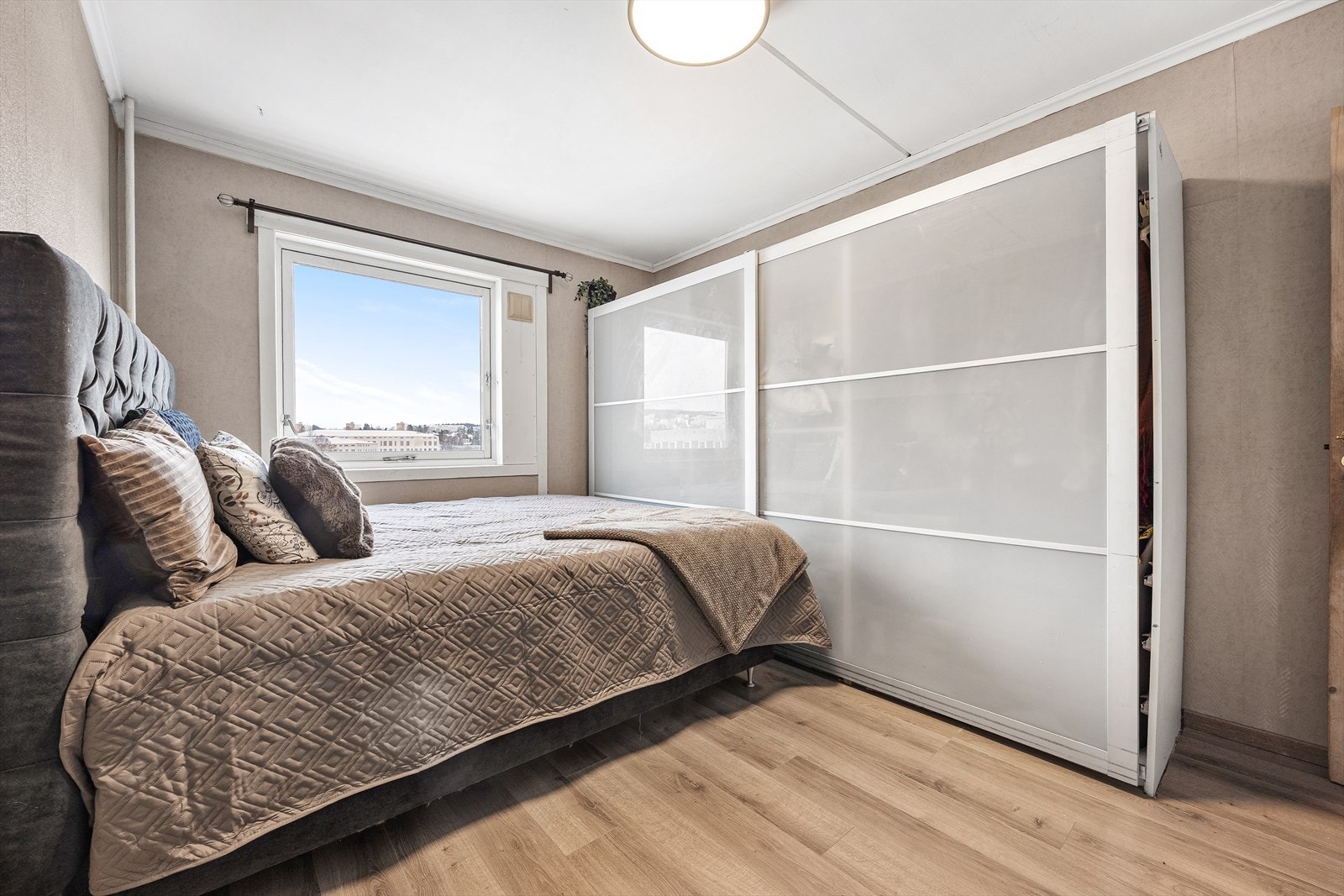 Hovedsoverommet har god plass til dobbeltseng og en romslig garderobeløsning. Galleribilde