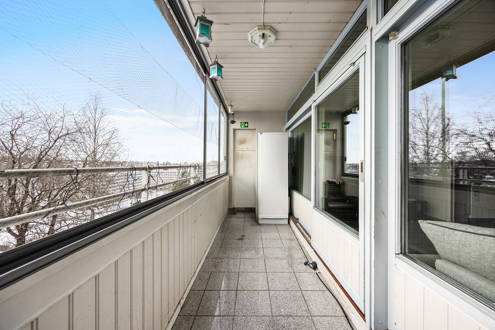 Balkongen er en solid konstruksjon i betong og metall. Galleribilde