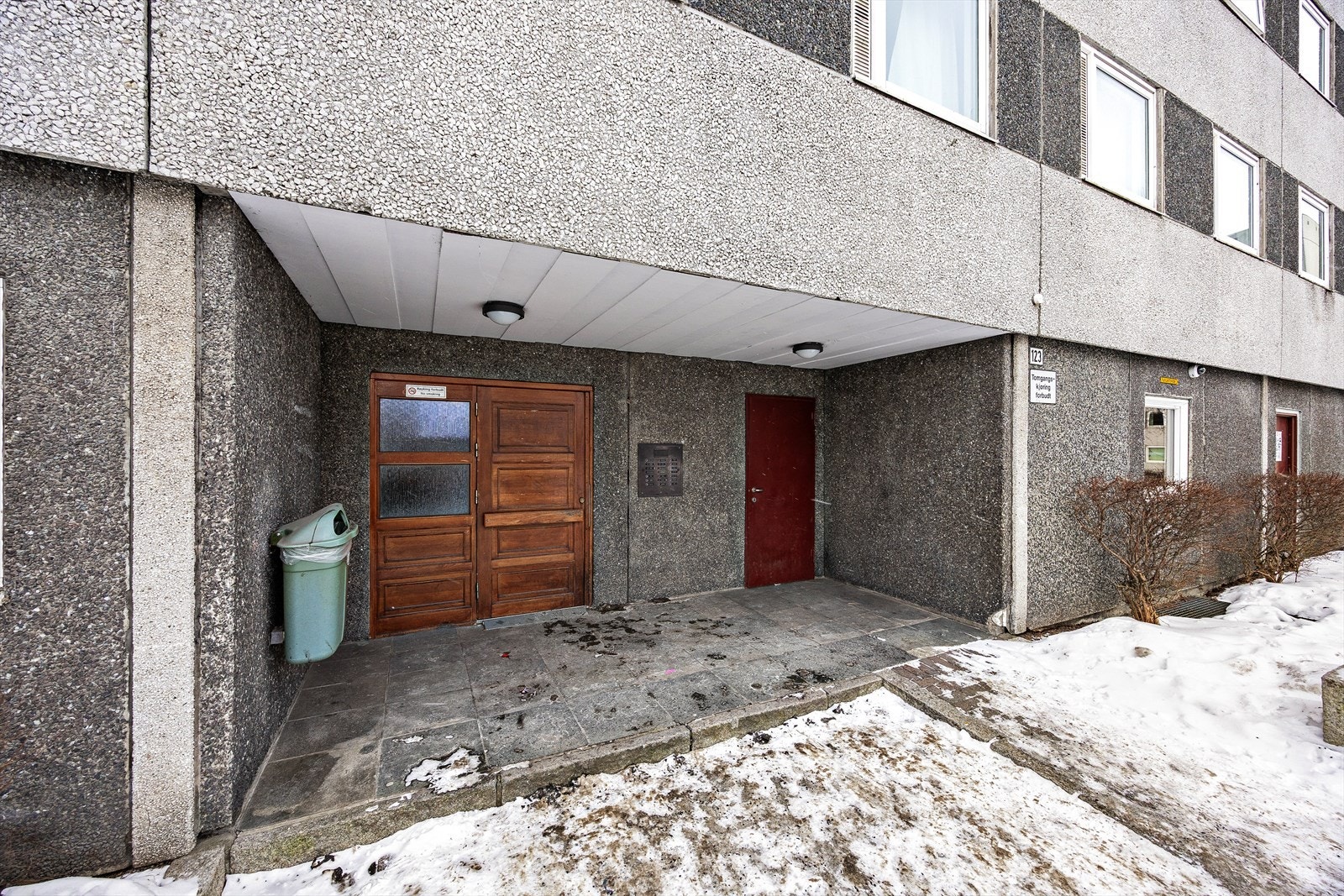 Velholdt og overbygget inngangsparti til bygget. Galleribilde