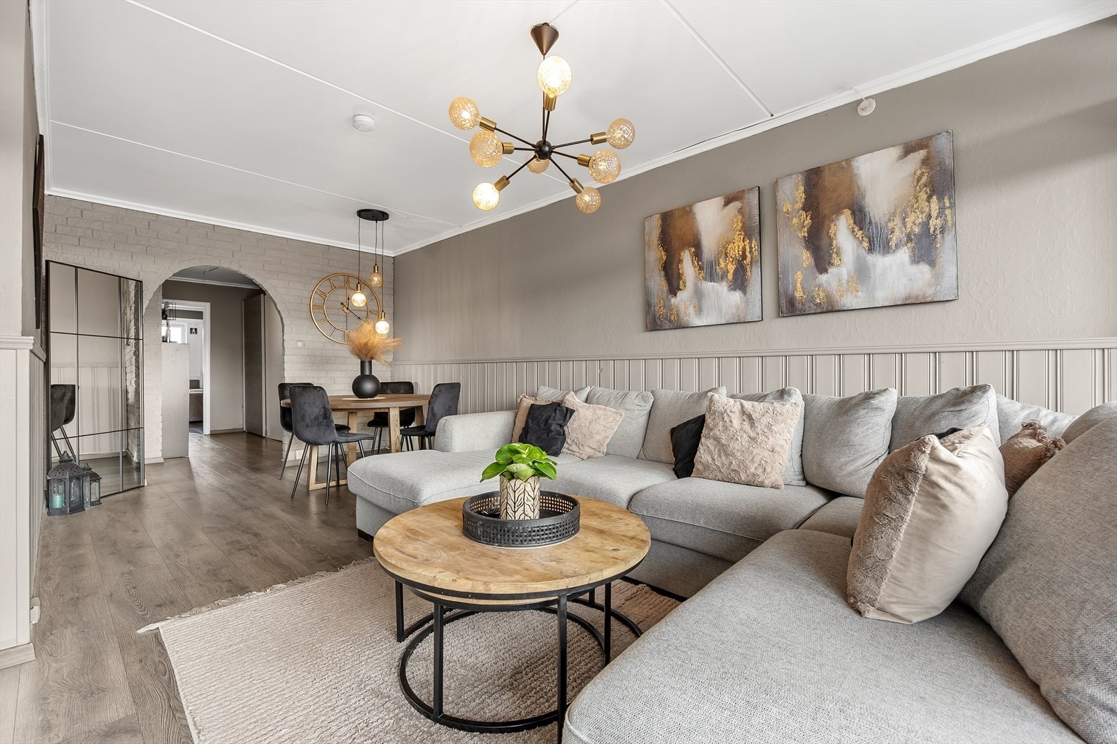 Stuen er romslig og lett å møblere, med god plass til en stor sofagruppe. Galleribilde