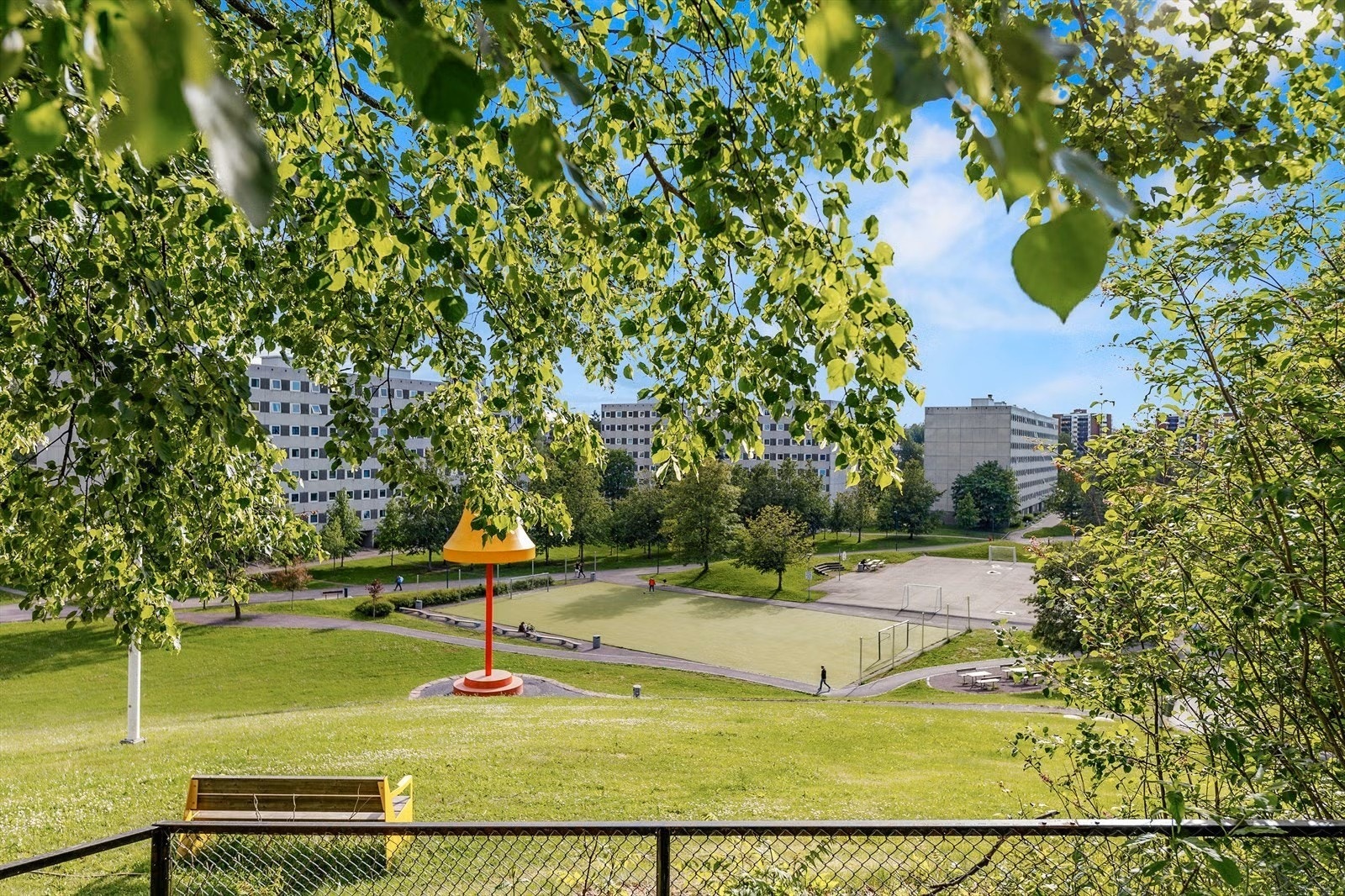 Grønne områder med lekeplass og rekreasjonsmuligheter. Galleribilde