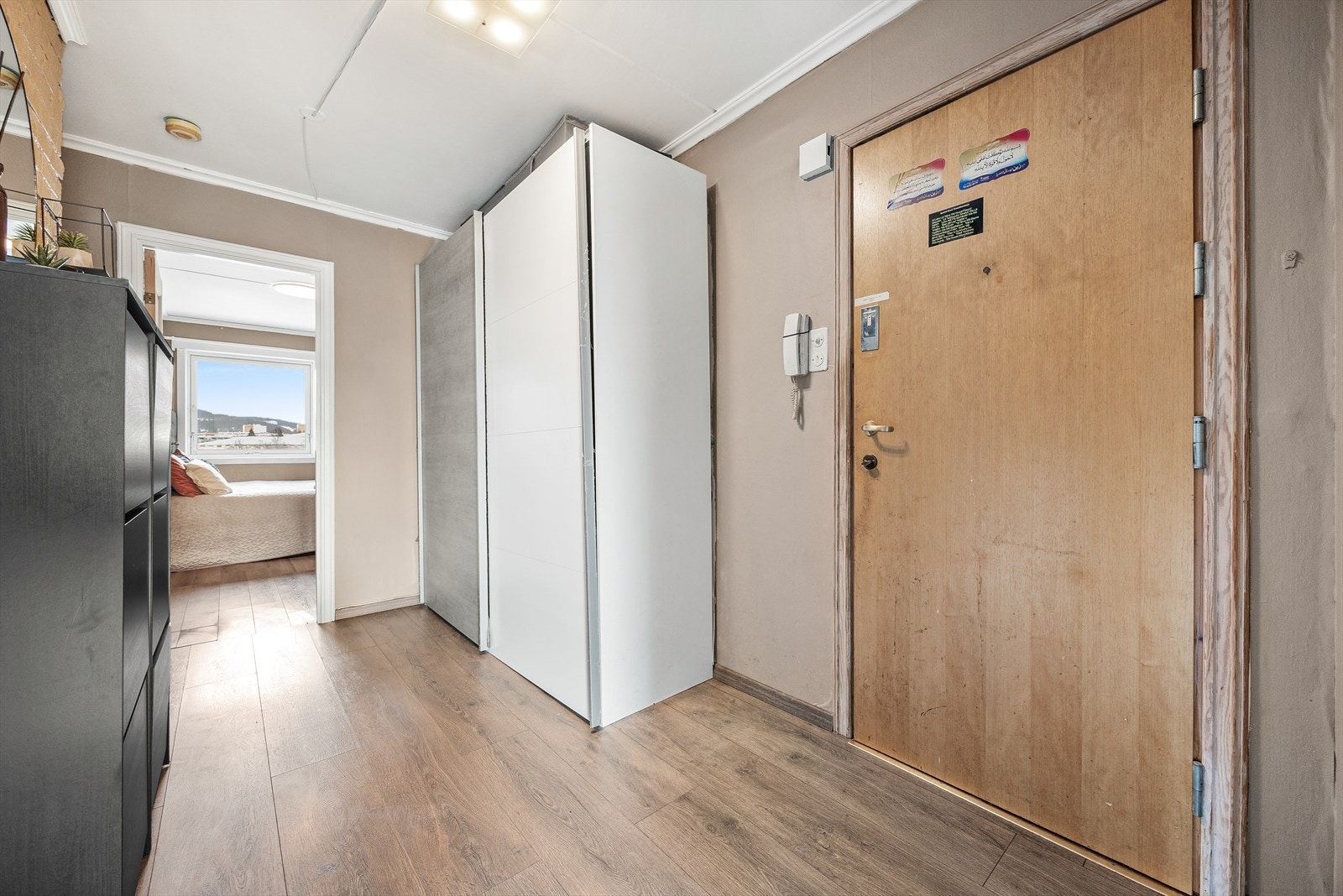 Entréen gir god plass til oppbevaringsløsninger for yttertøy og sko. Galleribilde