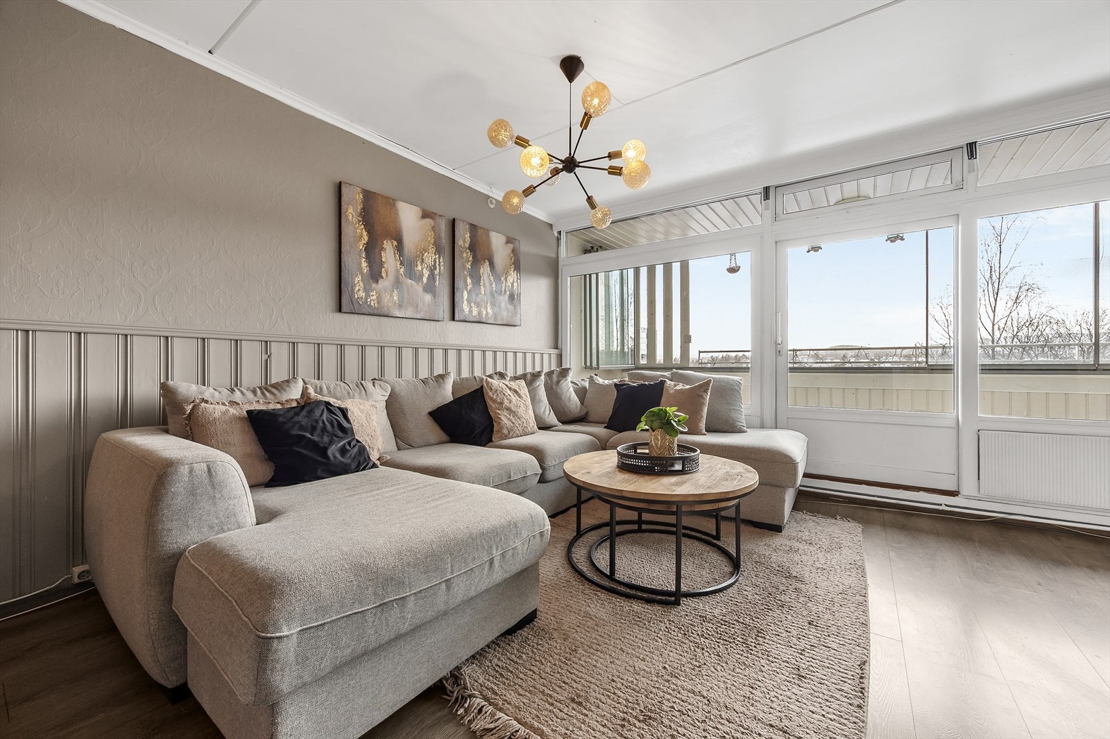 Fra stuen er det direkte utgang til den innglassede balkongen. Galleribilde